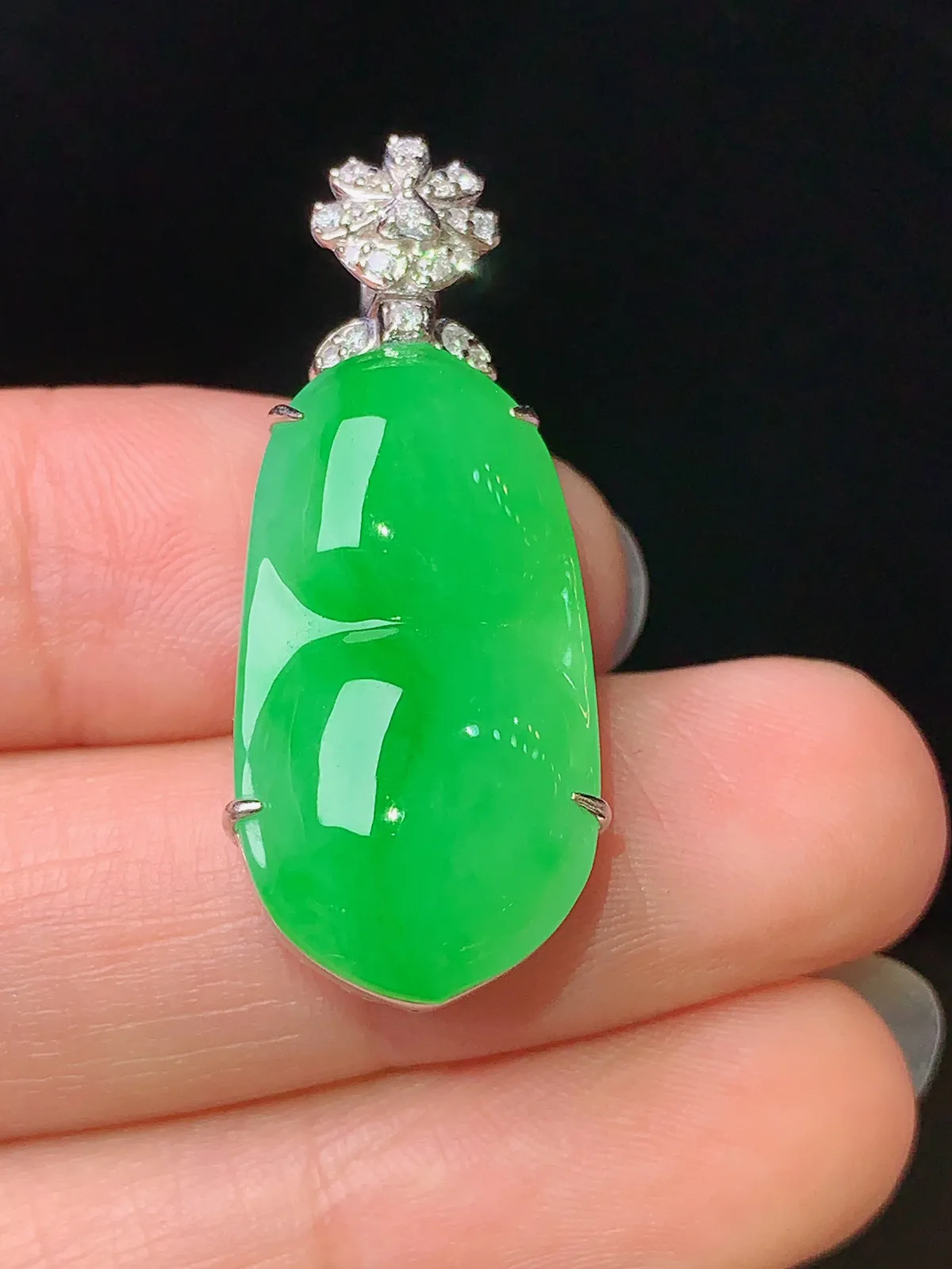 18k金钻镶嵌翠绿四季豆吊坠 玉质细腻 色泽艳丽  整体尺寸34*13*8