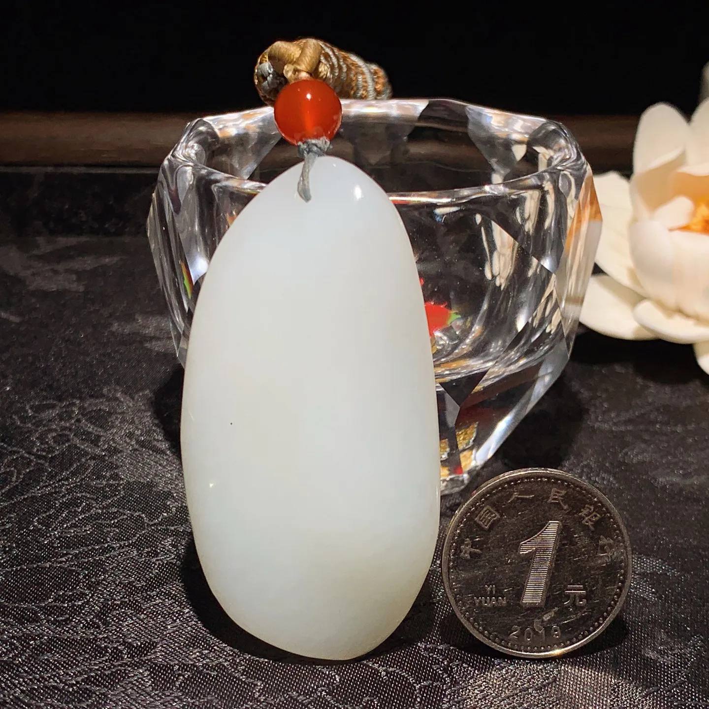 和田玉白玉随型挂件。尺寸58/30/12mm重41.5克。玉质细腻油润。手推出油。品相大气 lt26