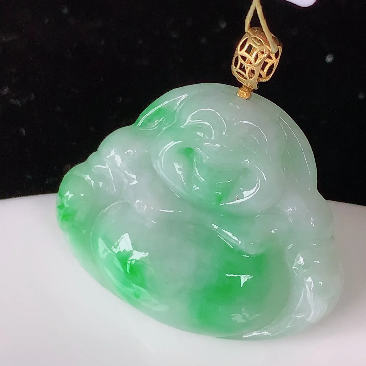 18K金镶嵌冰润飘绿翡翠佛公吊坠，玉质细腻，时‮大尚‬方，款式经典，佩戴优雅高贵上档次！#35.19