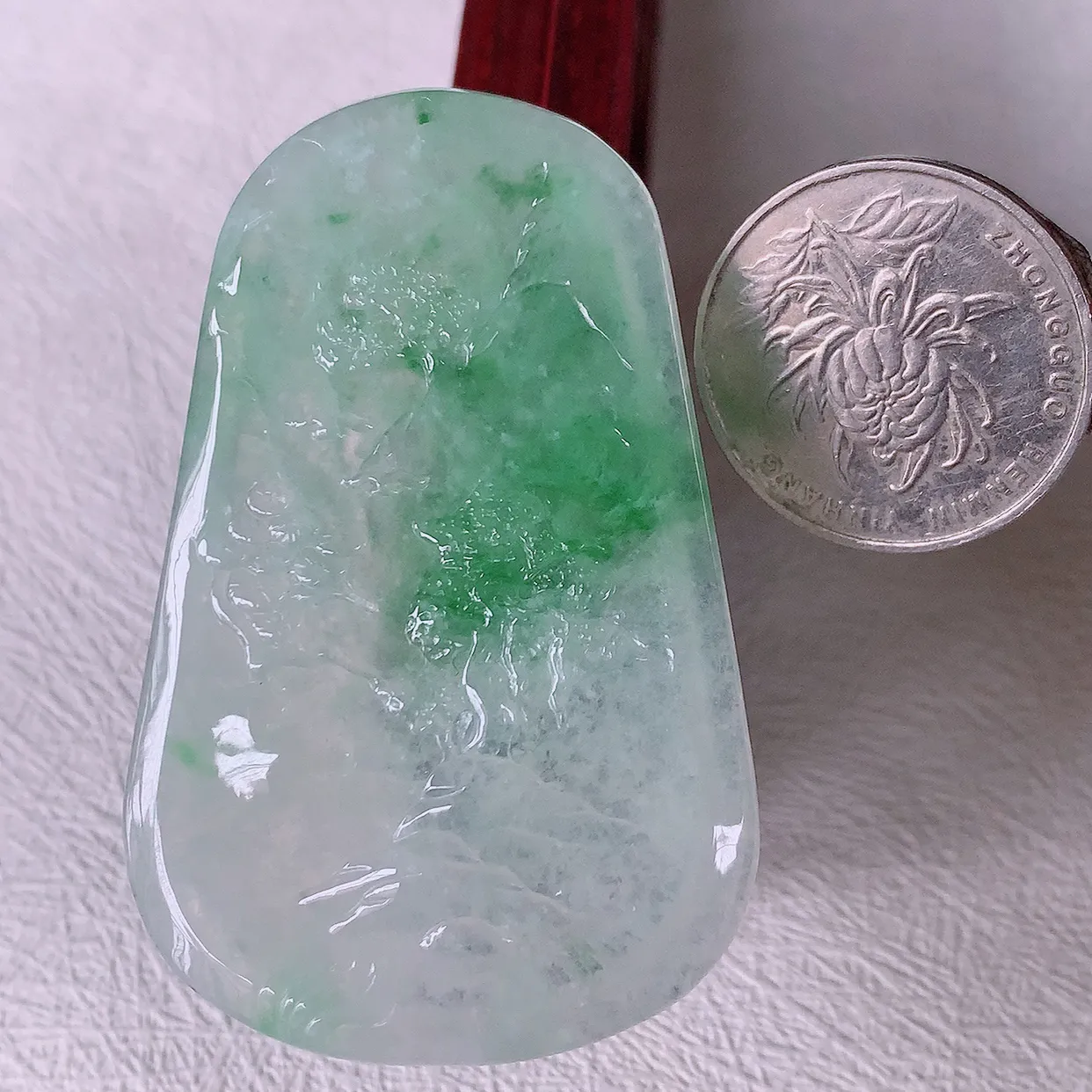 自然光实拍，冰种飘绿翡翠山水牌吊坠，寓意“常青、背靠大山、水（财）长流、平安之意”生机盎然的翠意，一眼既心醉，雕工精致，佩戴效果优雅迷人！#42.19