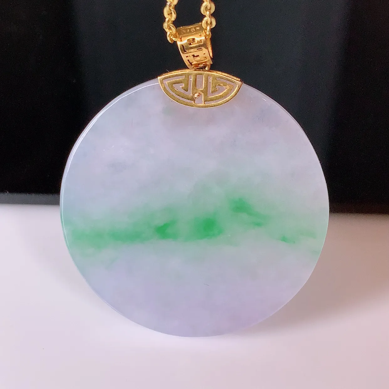 自然光实拍，18K金镶嵌水润春带彩翡翠平安无事牌吊坠，平平安安，无事牌翠色灵动，佩戴平安时尚！#1.