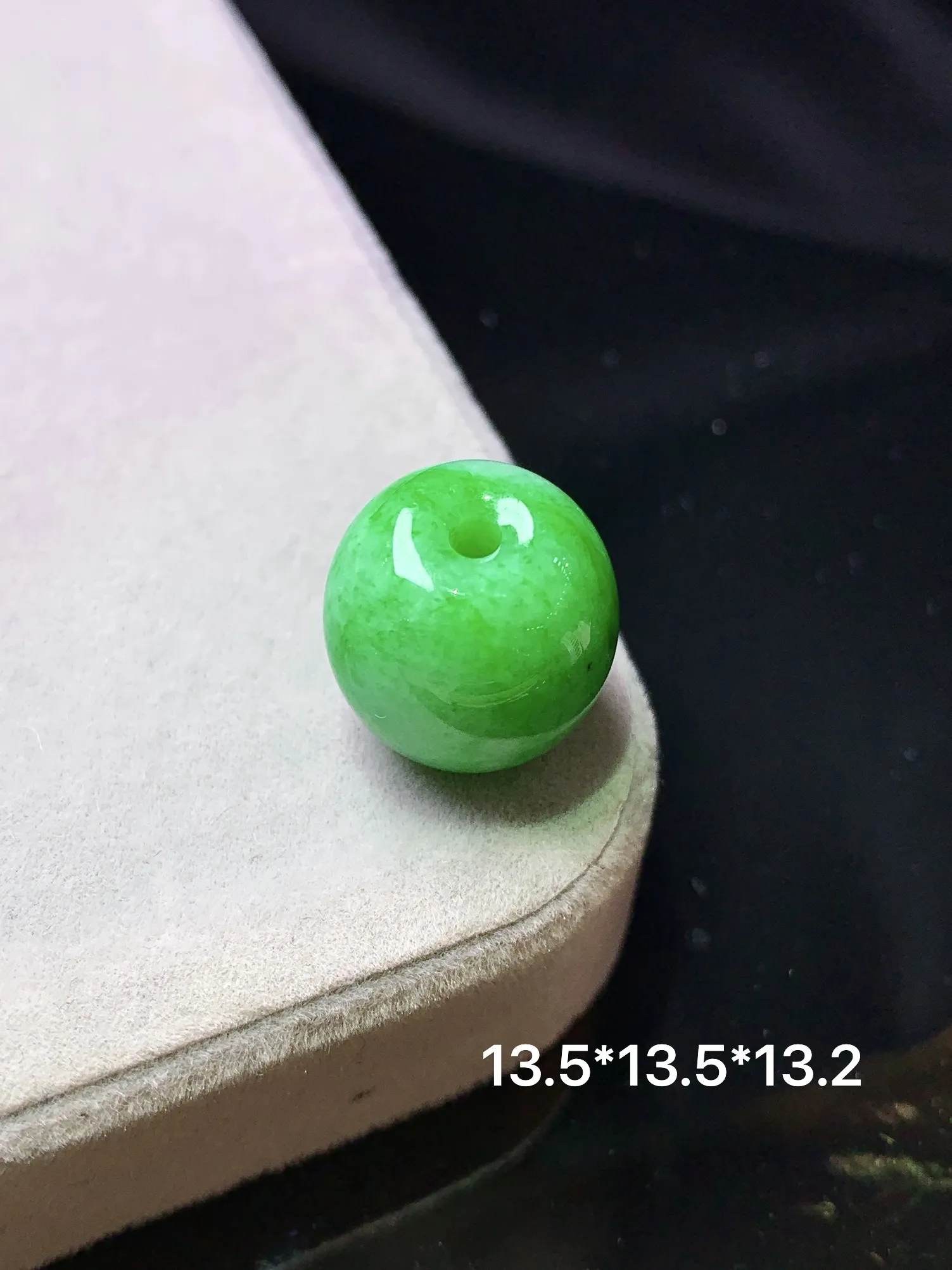 翠绿路路通吊坠 玉质细腻 色泽清新艳丽 整体尺寸13.5*13.2