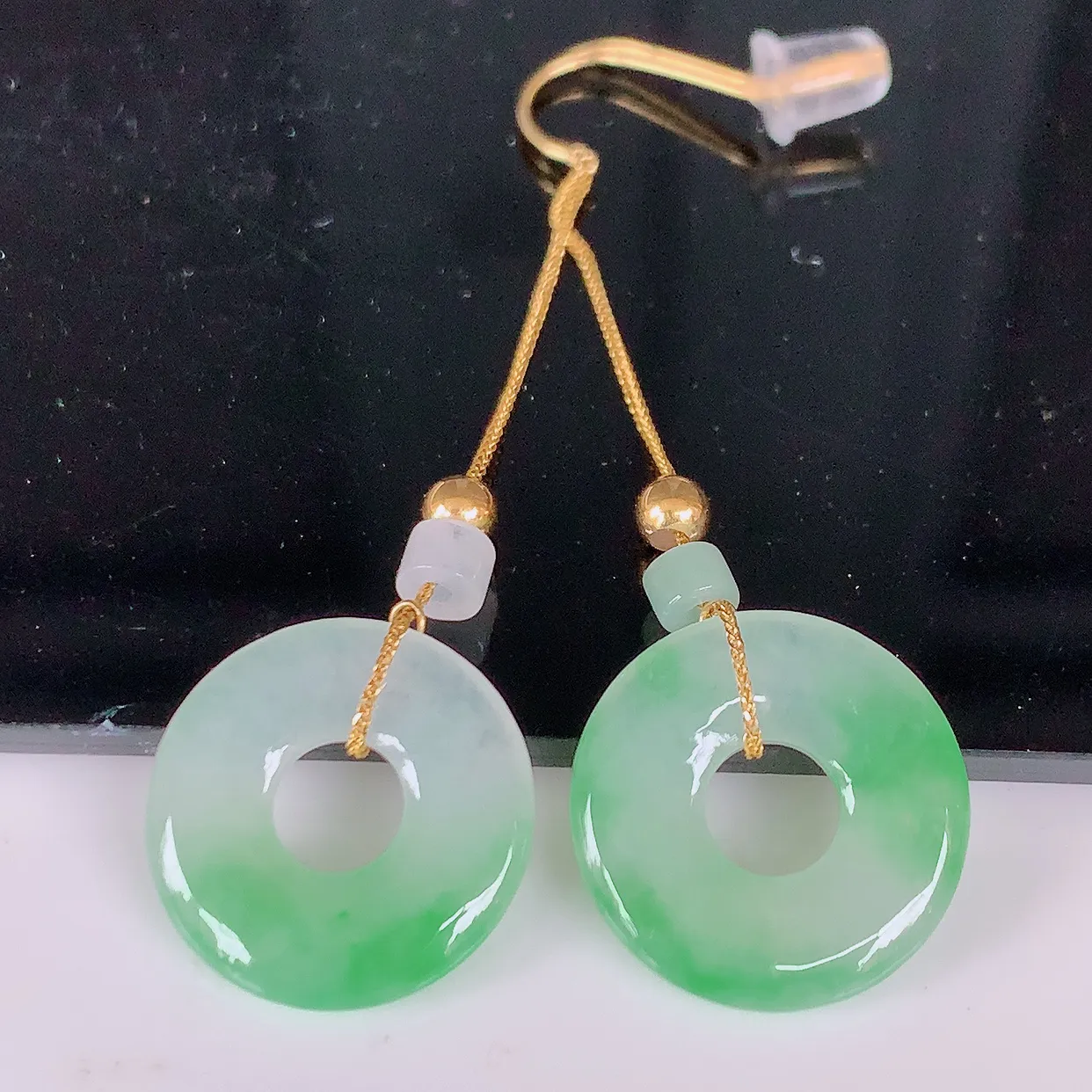 18k金镶嵌冰种飘绿翡翠平安扣耳坠，沁人心脾，耳坠佩戴效果大气出众，尽显气质。种水好，胶感足，颜相当漂亮，高性价比，值得入手品鉴！#41.19整体47.5裸石尺寸14.2*2.5