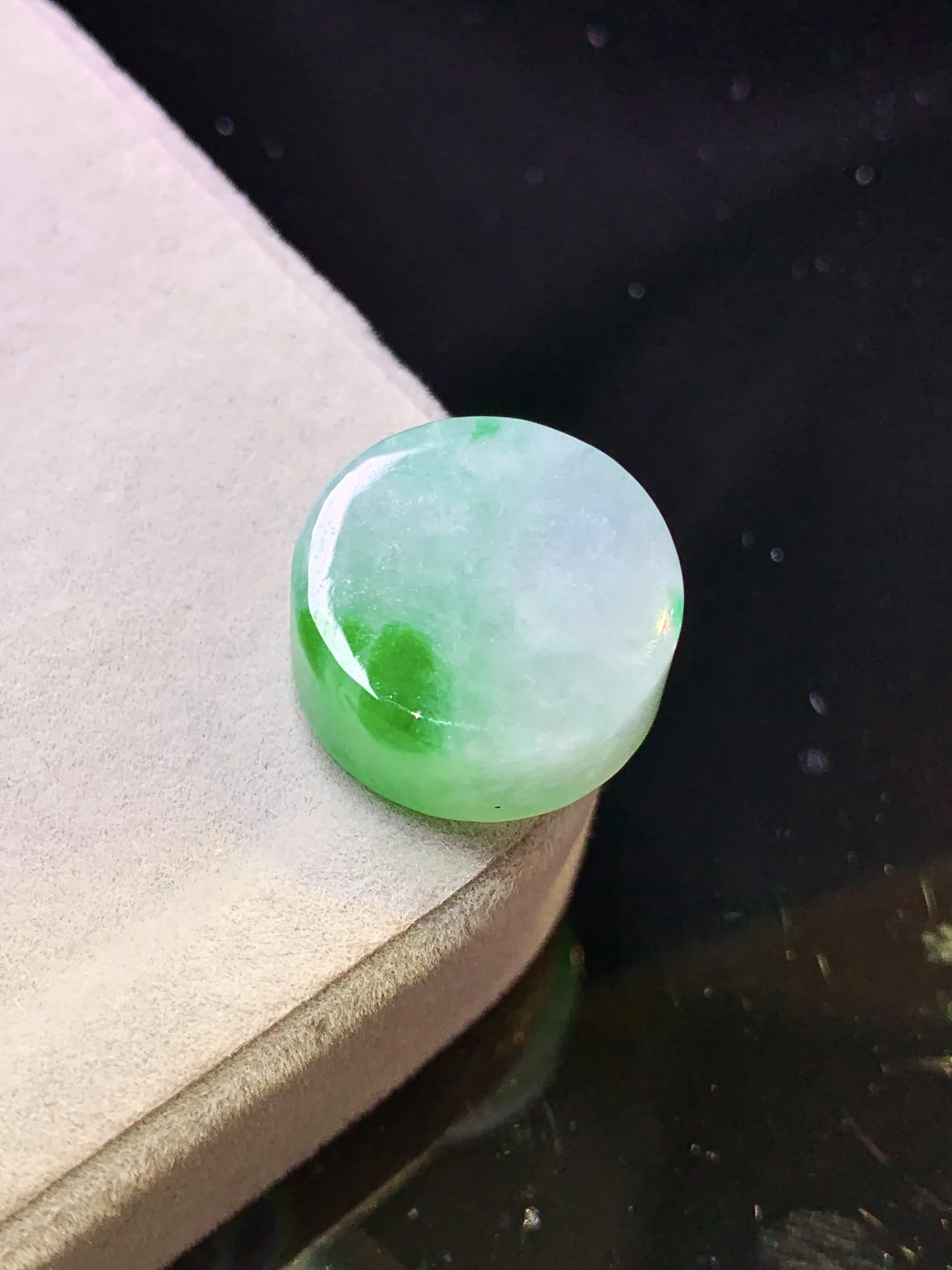 飘绿路路通吊坠 玉质细腻 色泽清新艳丽 整体尺寸15*7