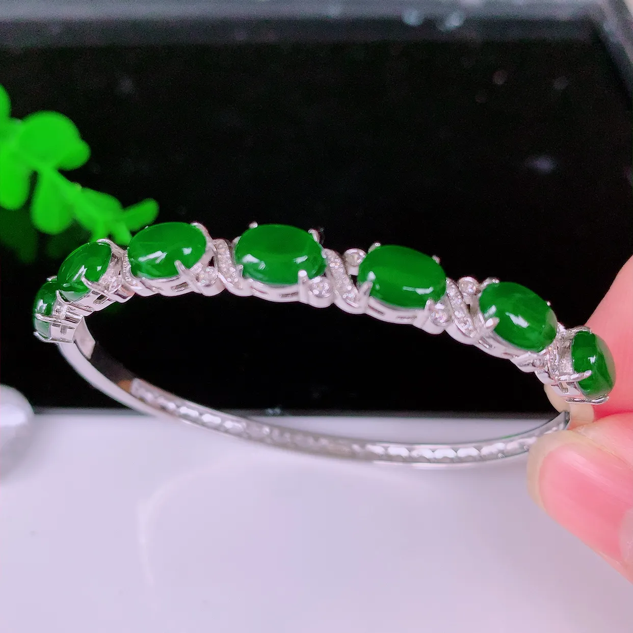 冰透满绿翡翠925银镶嵌手镯，自然光实拍，翠色灵动，颜色漂亮，种老水足，品相佳，佩戴佳品！#97.19整体58.5*49*6.2*5.2裸石8*6