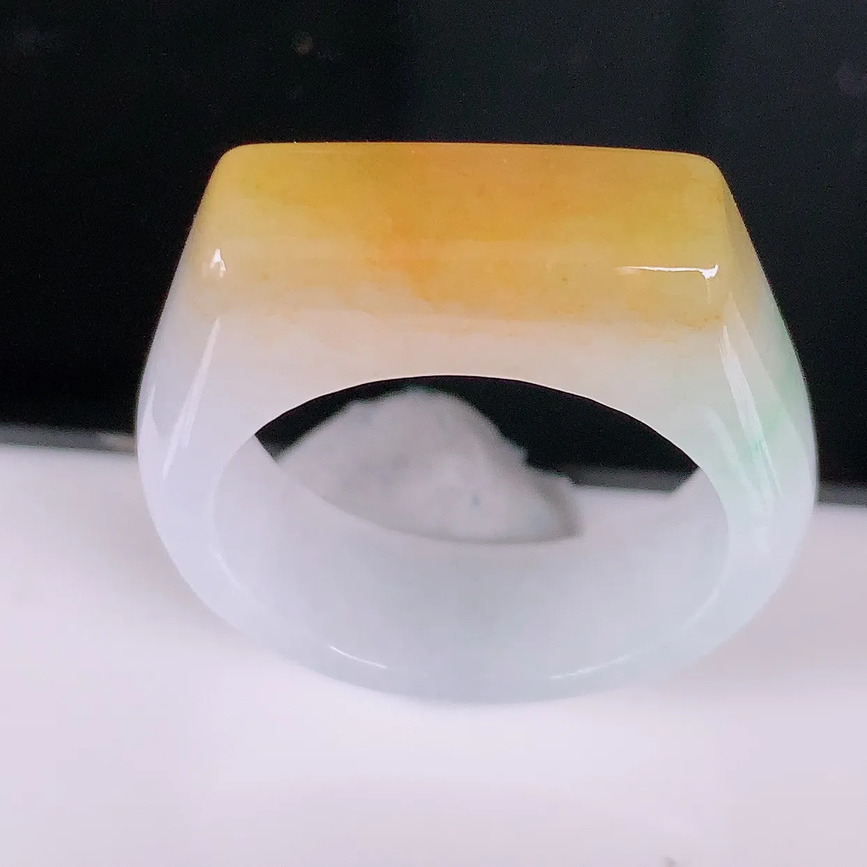 自然光实拍，冰黄加绿翡翠指环，21.2mm内径三彩翡翠指环，玉戒指，玉质莹润，好精美好冰润的指环，26圈口，上手纤巧！#83.19尺寸21.2-8*6.2