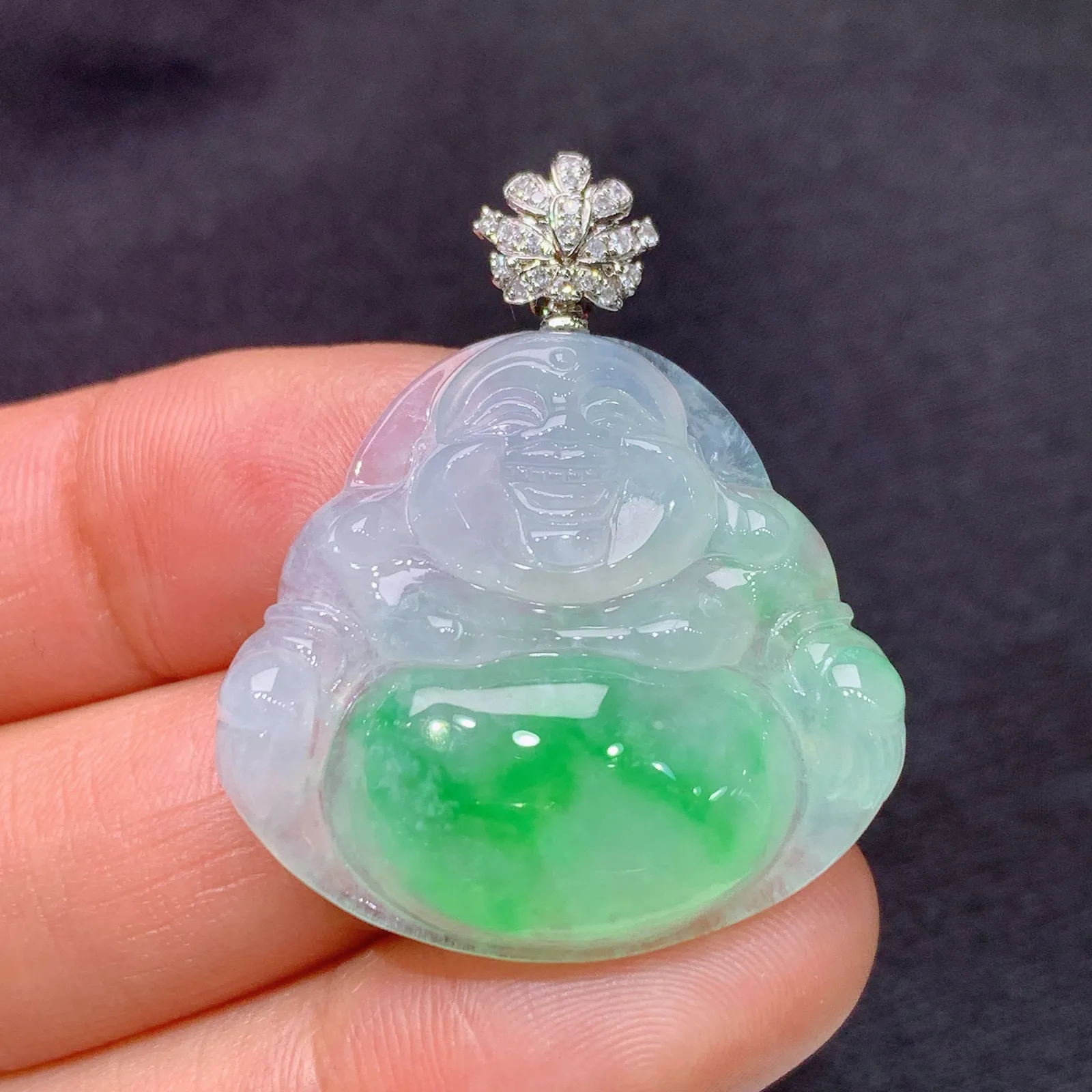 冰飘绿笑佛吊坠，18k金镶嵌，冰润色阳，品相饱满，种水足，Xq 尺寸34.5*28.8*5.9