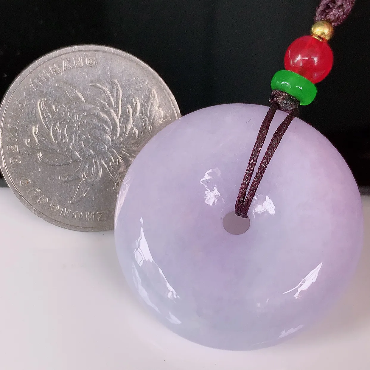 自然光实拍，冰润紫罗兰翡翠平安扣吊坠，形体饱满圆润，平安扣肥嘟嘟的，平平安安，种水很好，配戴精美！#41.19