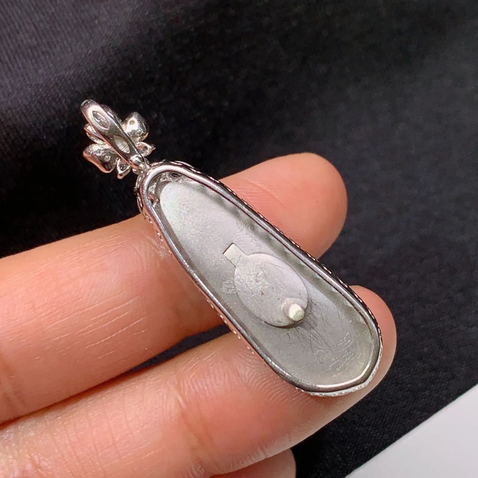 阳绿福瓜吊坠，18k金镶嵌，冰润色阳，玉质细腻，种水足，Ysl 尺寸38.4*11.5*7.8