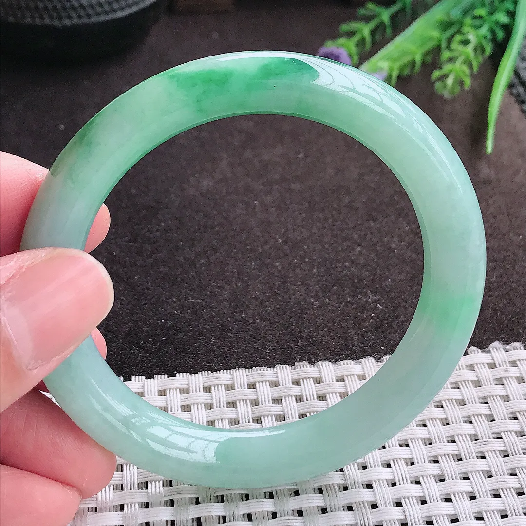 实拍A货翡翠54/10.2/9.5老坑精美冰润飘绿花圆条手镯翡翠玉镯女款
