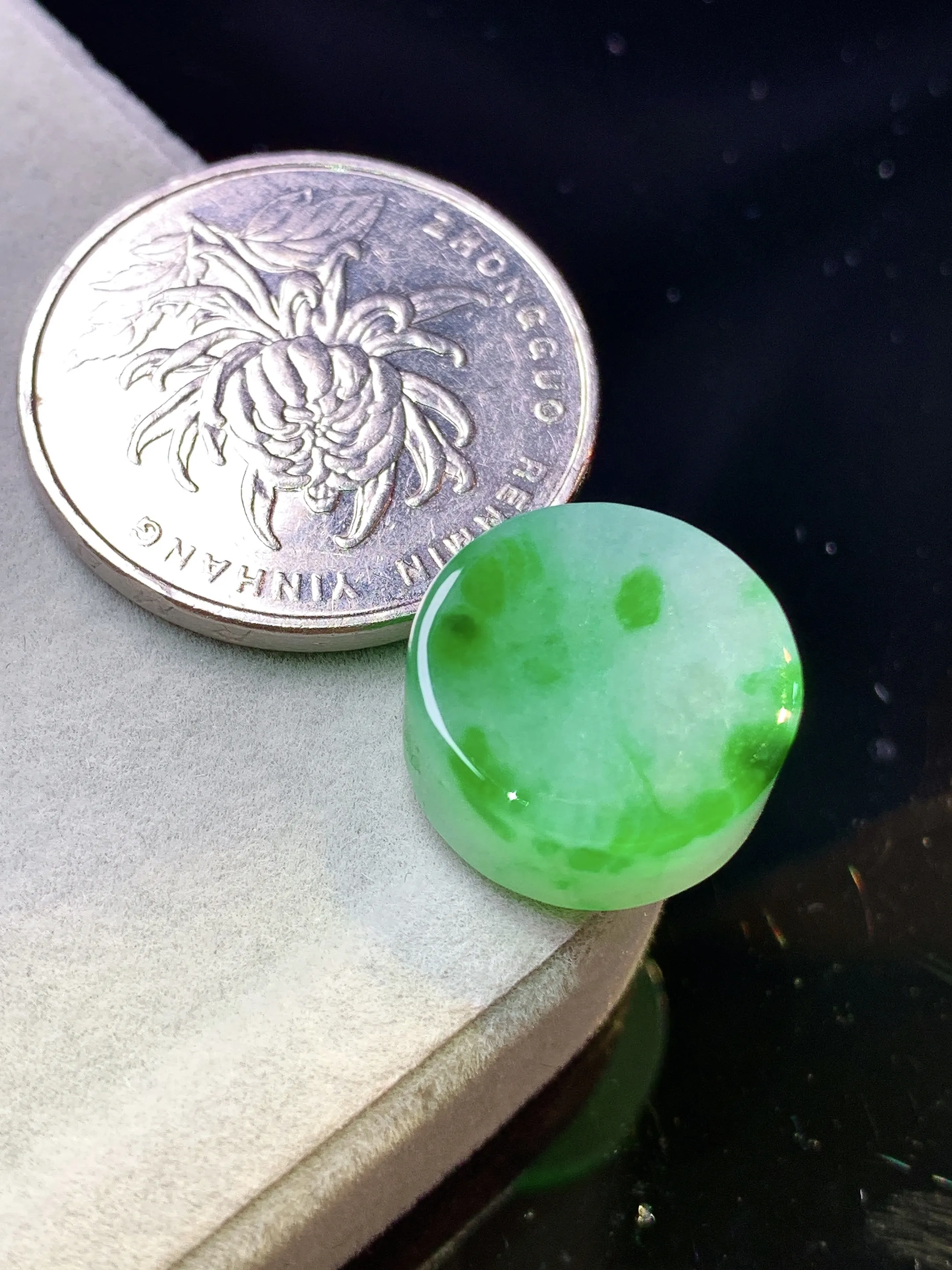 飘绿路路通吊坠 玉质细腻 色泽清新艳丽 整体尺寸15*7