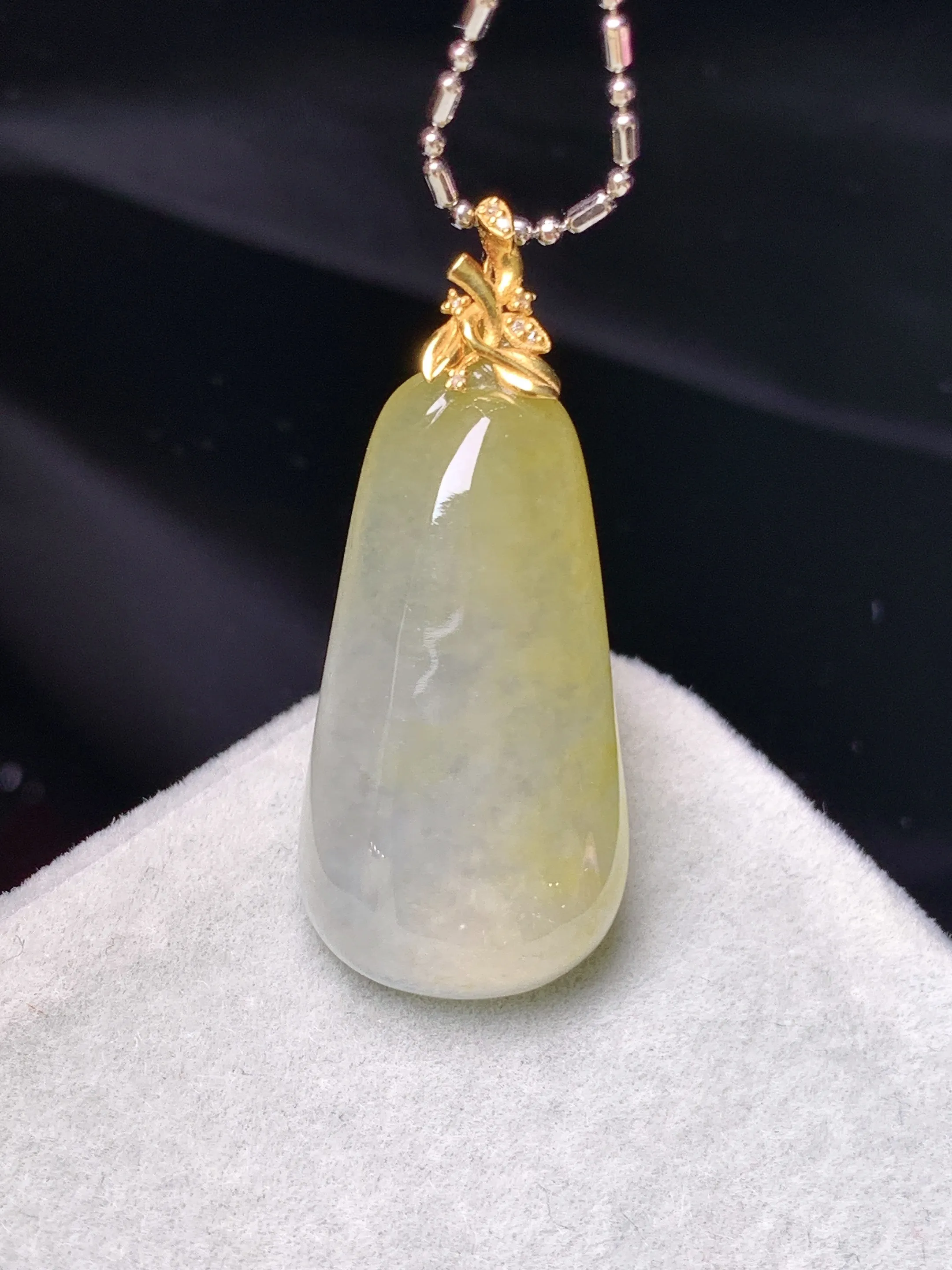 18k金镶嵌黄翡福瓜吊坠 玉质细腻 色泽清新艳丽 整体尺寸34.5*14.5*6.5