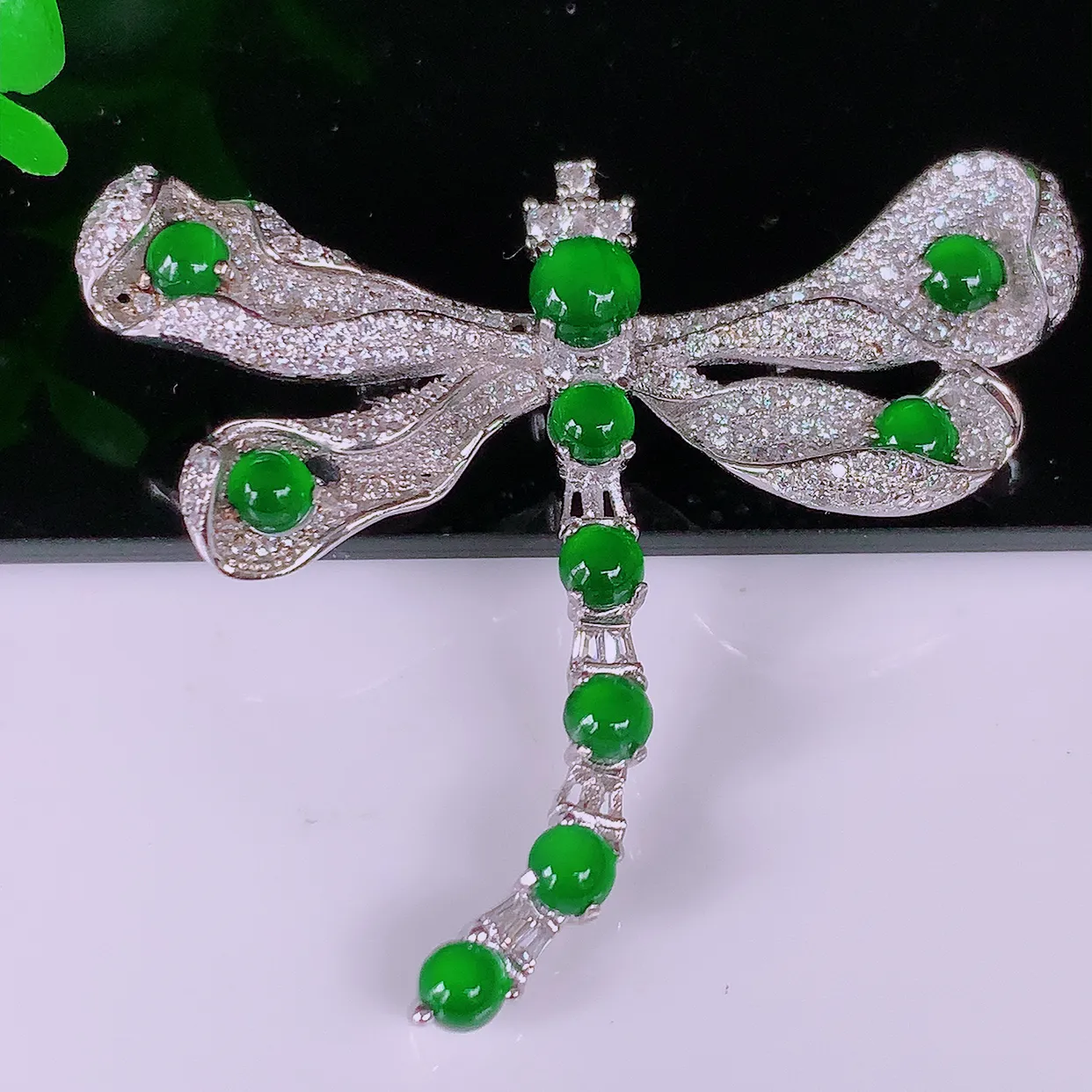 冰透满绿翡翠925银镶嵌蜻蜓胸针，自然光实拍，翠色灵动，颜色漂亮，种老水足，品相佳，佩戴佳品！#97.19整体37*43*9.2裸石4.6*4.6