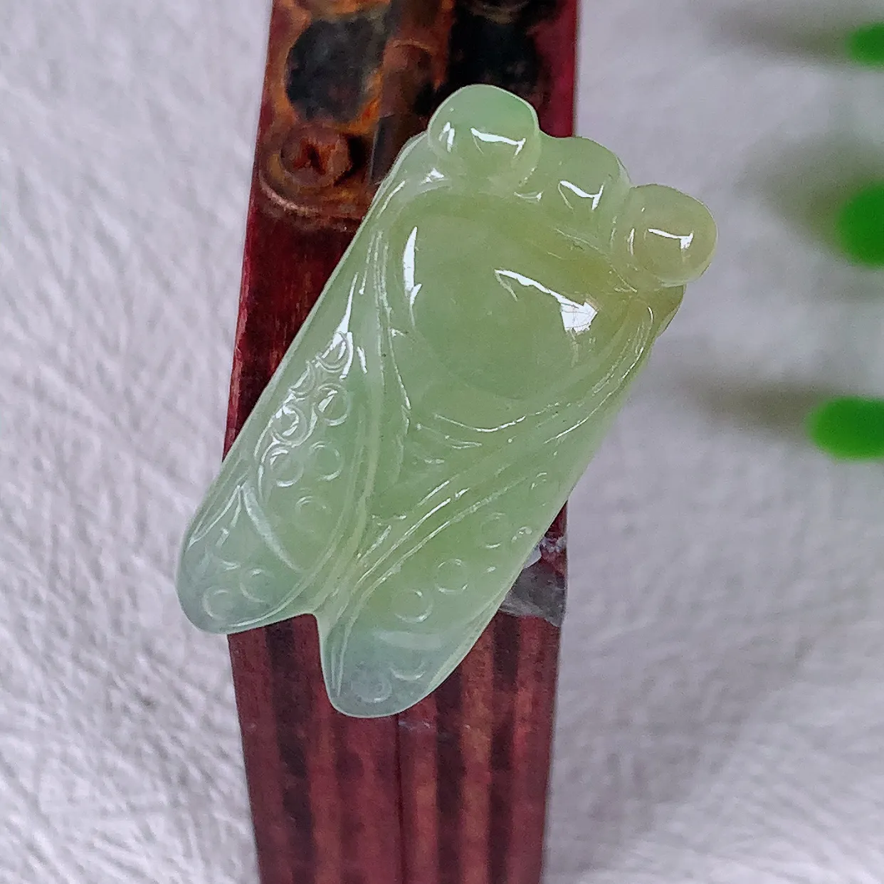 自然光实拍，冰黄翡翡翠金蝉一鸣惊人吊坠，金蝉象征着一鸣惊人，腰缠万贯，事事如意等。俏色巧雕，沁人心脾，水足、惟妙惟俏，形神俱佳！实物满满惊喜～佩戴效果优雅迷人！#46.19