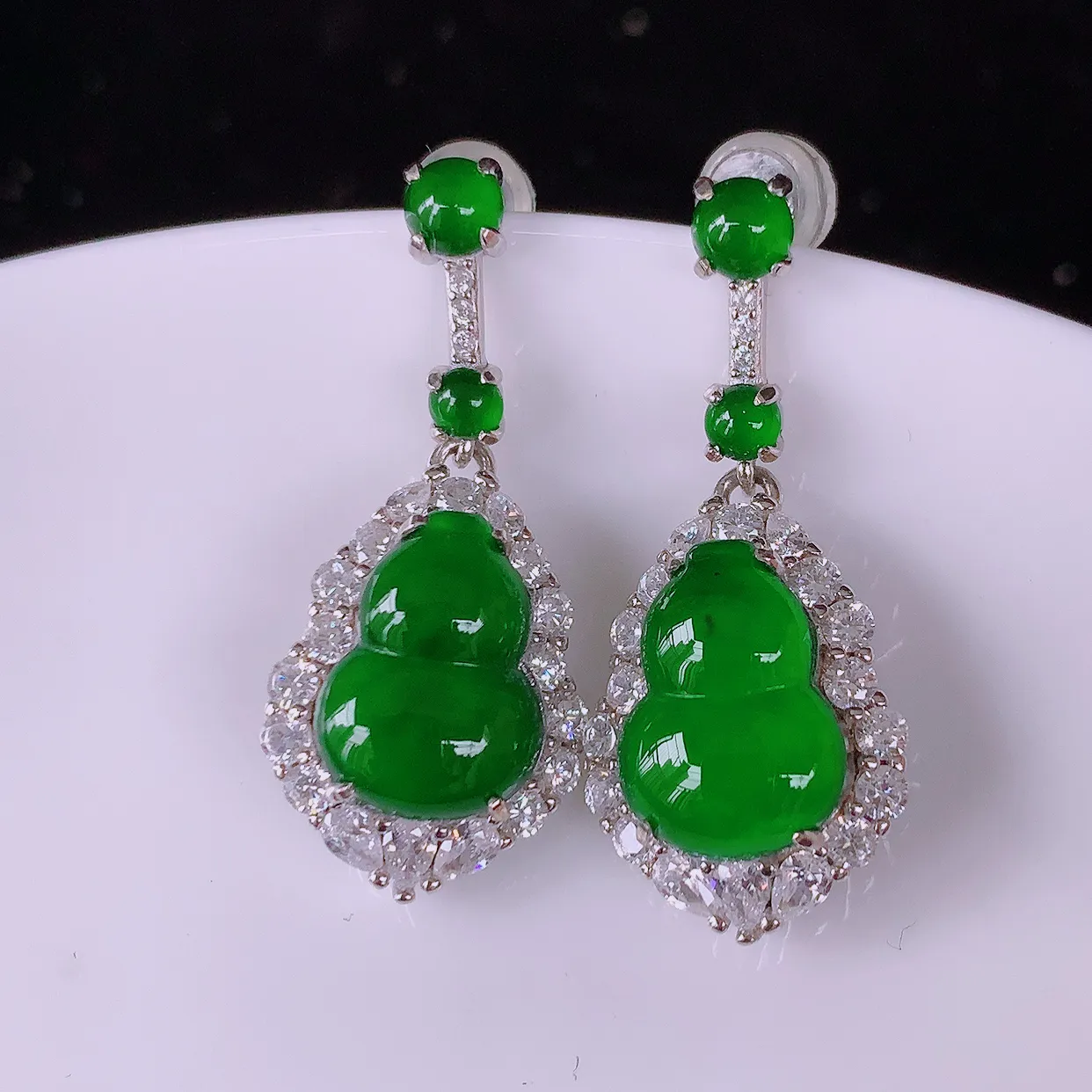 冰透满绿翡翠925银镶嵌葫芦耳坠，自然光实拍，翠色灵动，颜色漂亮，种老水足，品相佳，佩戴佳品！#97.19整体28.5*12.8*6.8裸石11.5*8.5