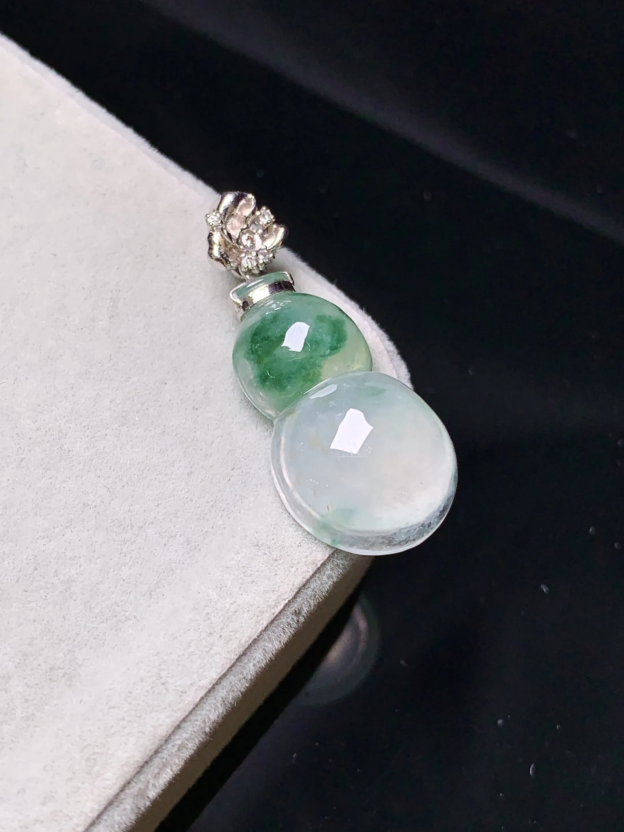 18k金钻镶嵌冰种飘绿葫芦吊坠 玉质细腻 色泽清新艳丽 整体尺寸28.3*12.6*6