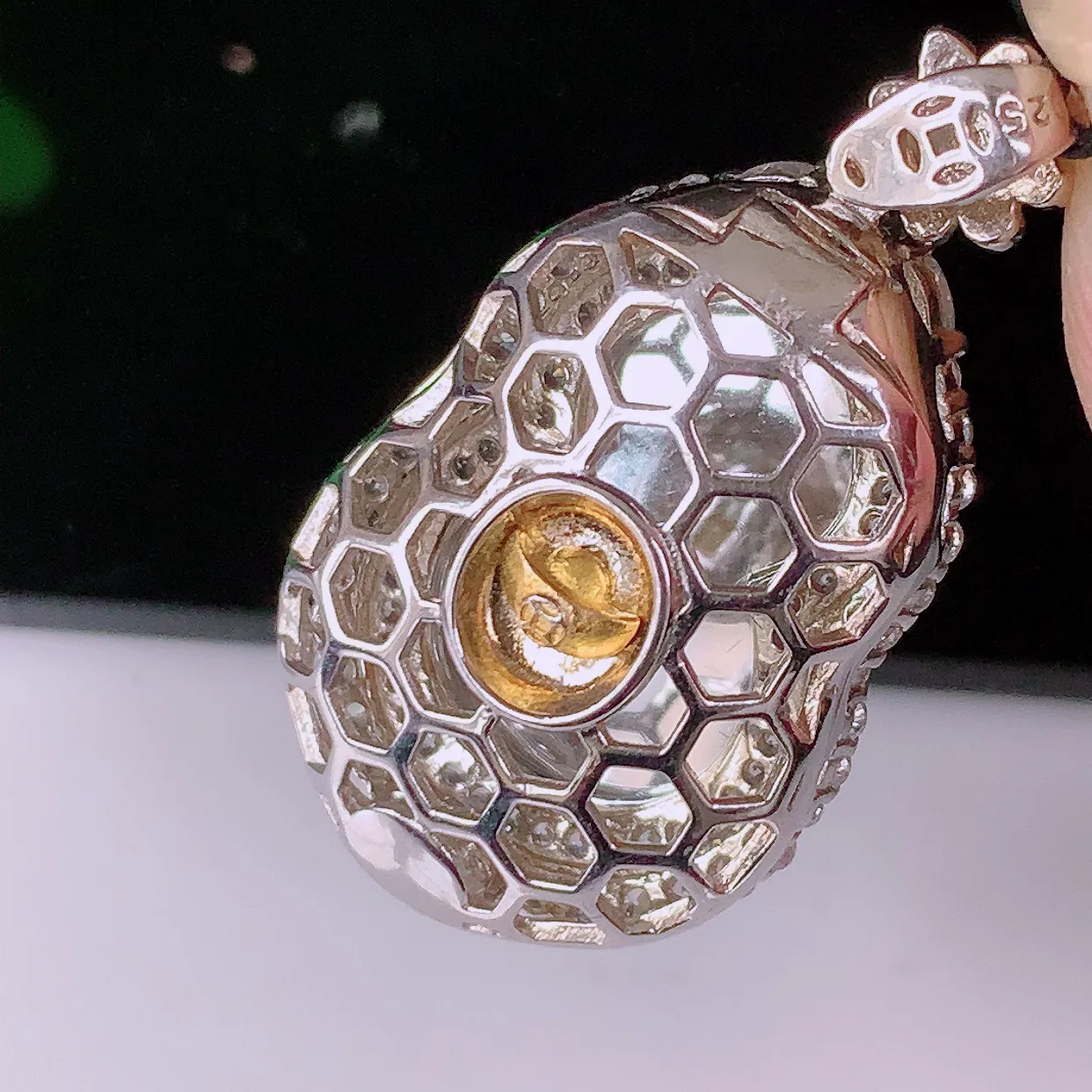 冰透满绿翡翠925银镶嵌葫芦吊坠，自然光实拍，翠色灵动，颜色漂亮，种老水足，品相佳，佩戴佳品！#97.19整体31.5*17.5-10.8裸石18.5-11.5