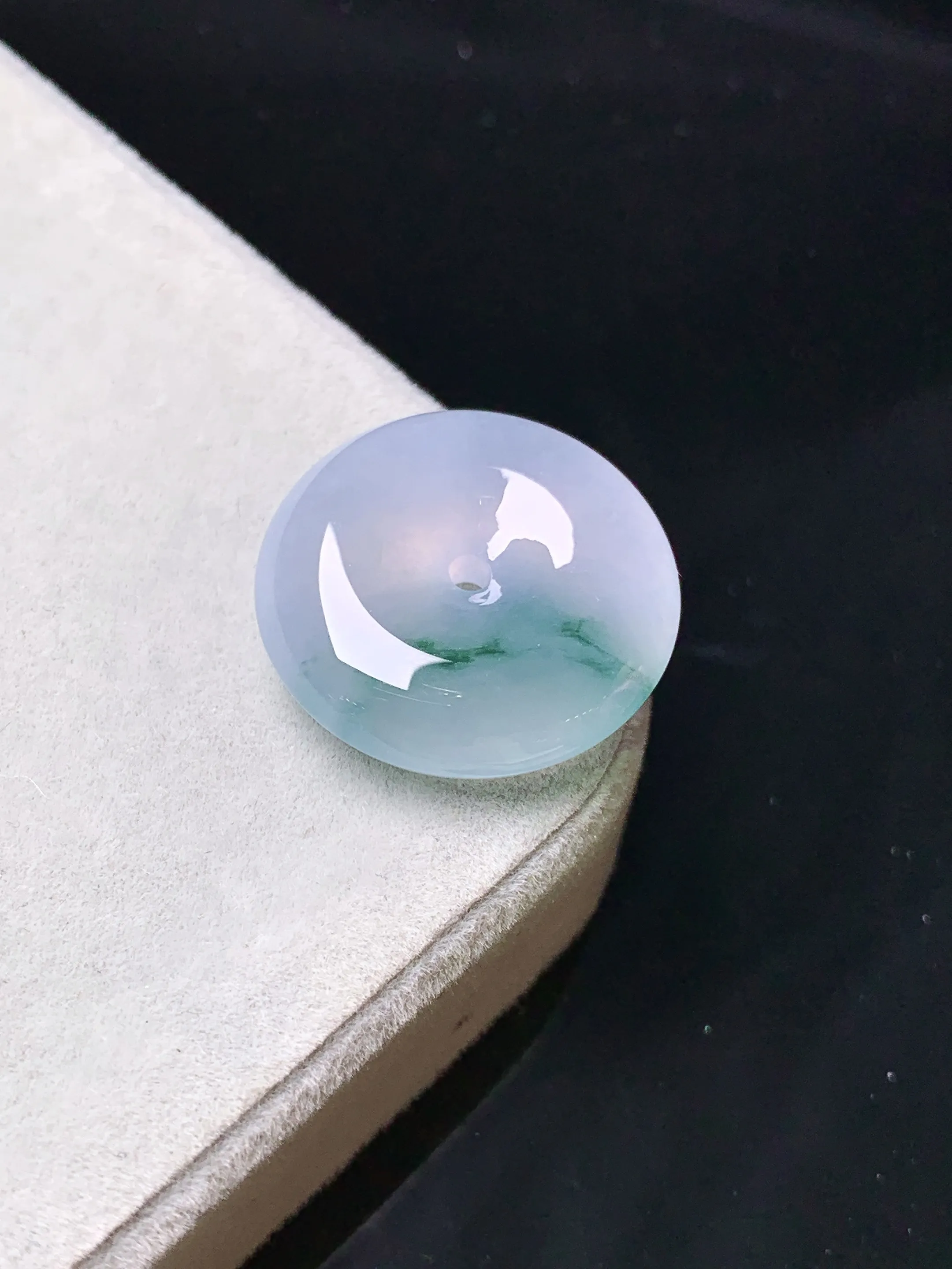 飘绿平安扣吊坠 玉质细腻 色泽清新艳丽 整体尺寸19.3*5.8