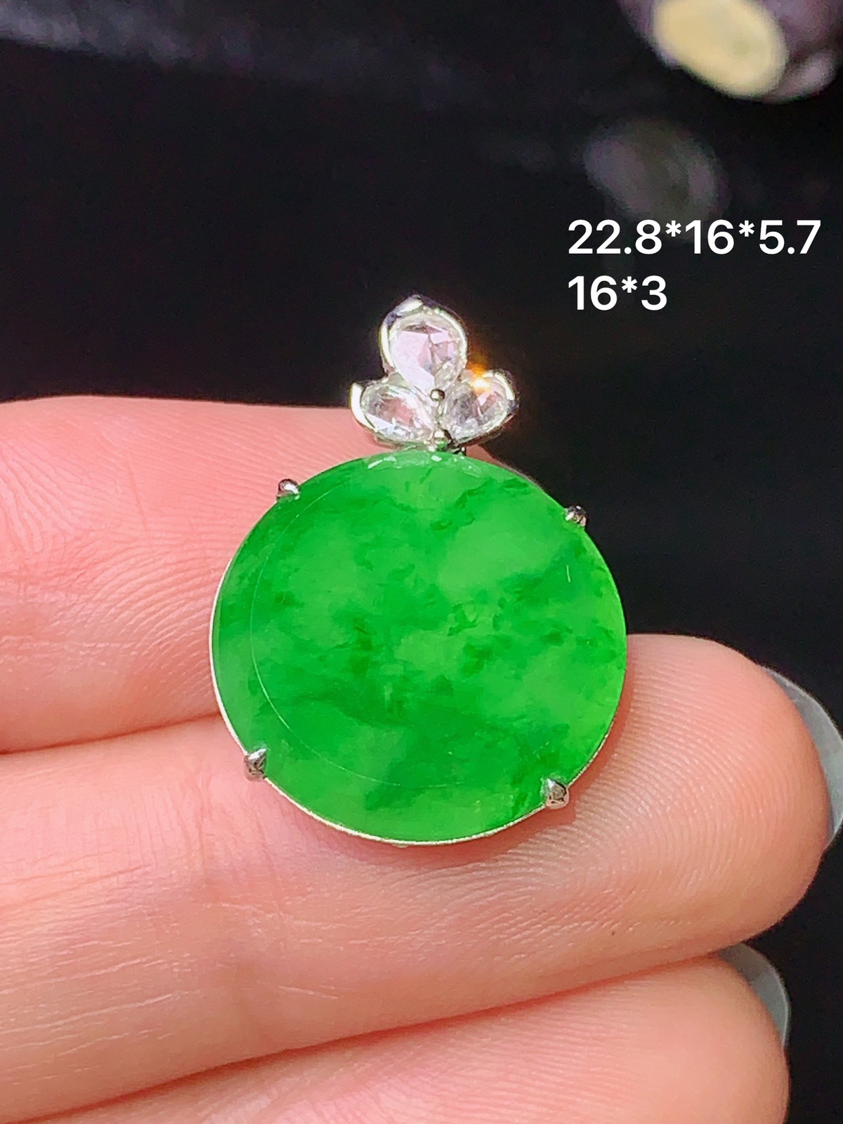 18k金钻镶嵌翠绿圆牌吊坠 玉质细腻 水润亮眼  整体尺寸22.8*16*5.7