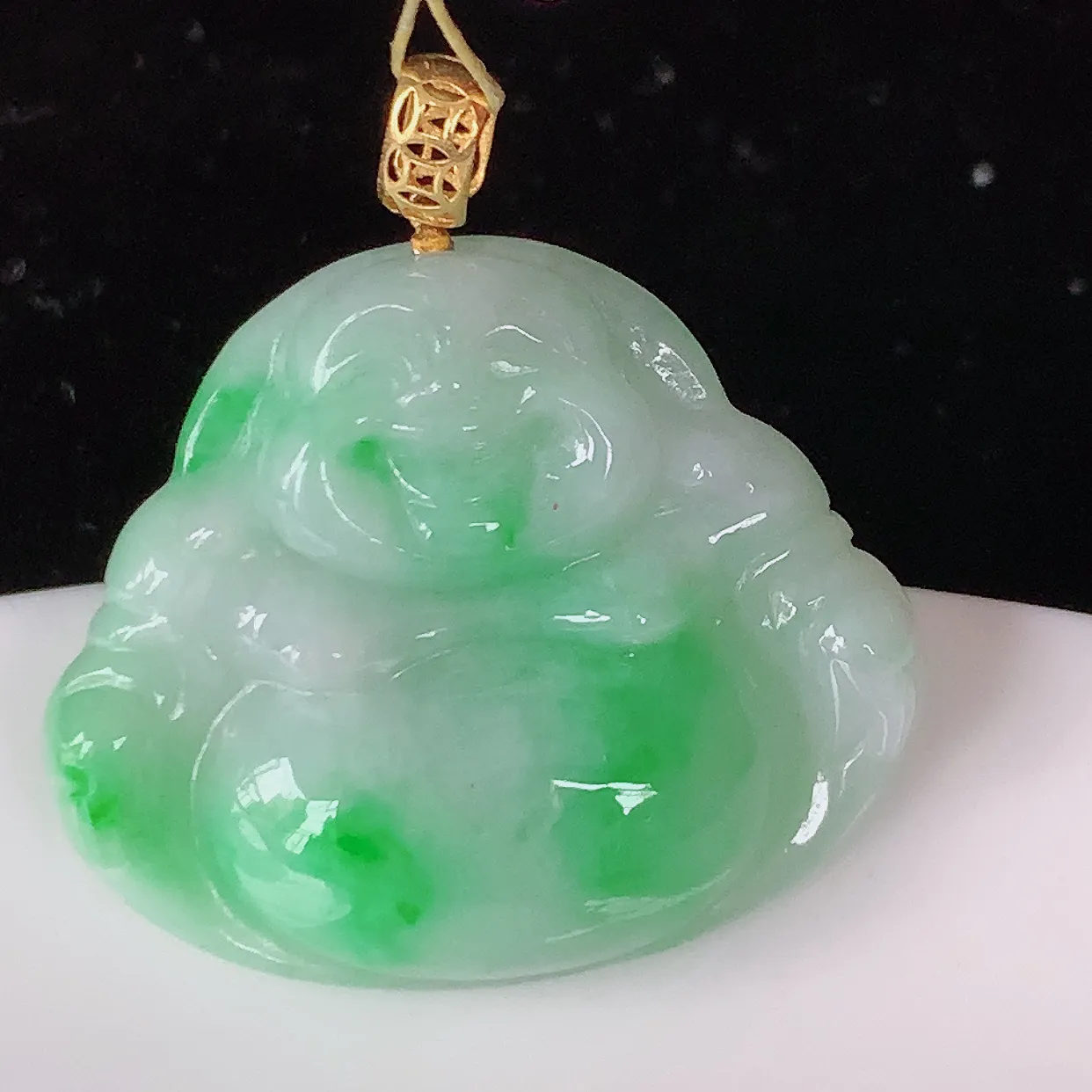 18K金镶嵌冰润飘绿翡翠佛公吊坠，玉质细腻，时‮大尚‬方，款式经典，佩戴优雅高贵上档次！#35.19