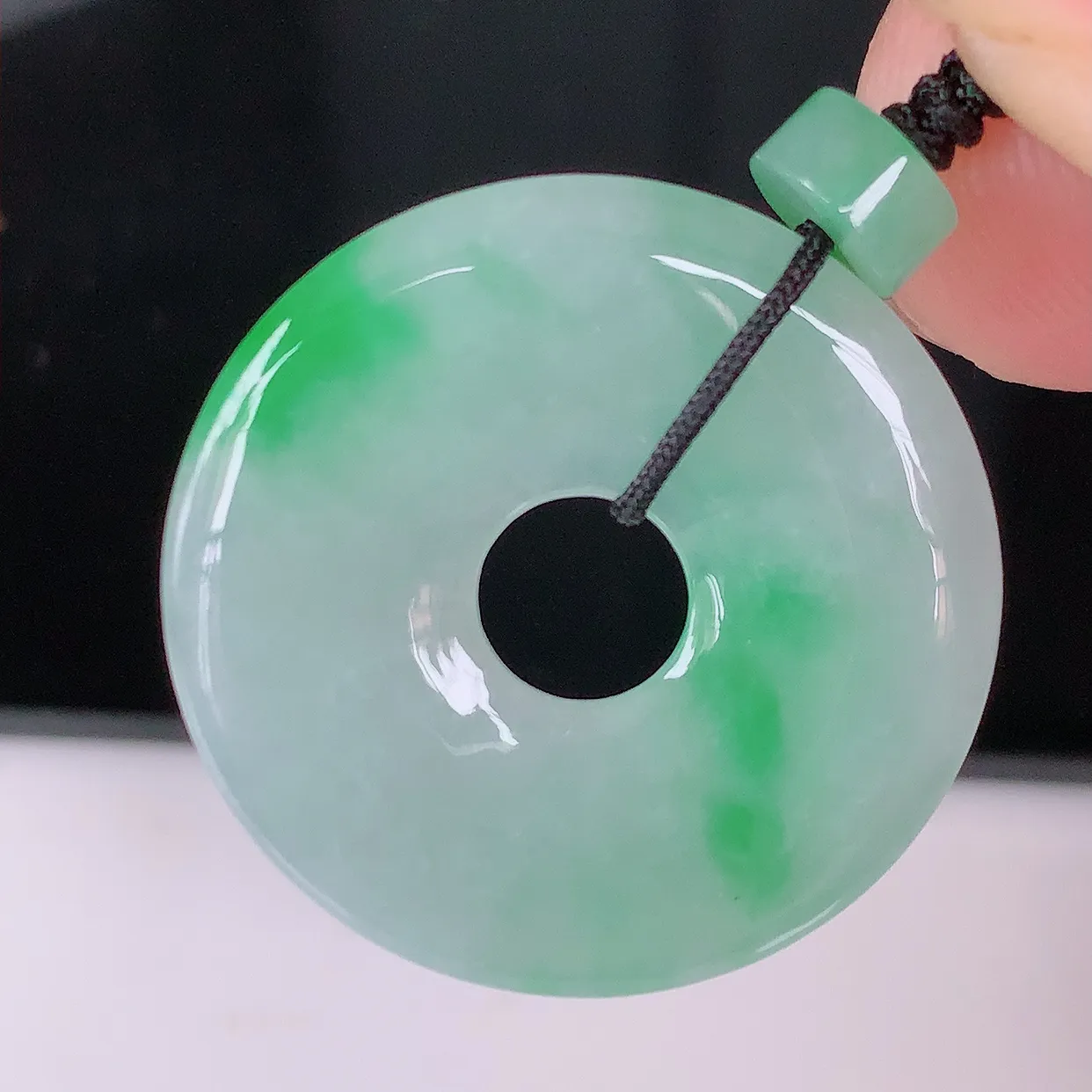 自然光实拍，冰飘绿翡翠平安扣吊坠，冰透，灵动飘逸，寓意平平安安，平安扣佩戴端庄漂亮！#41.19