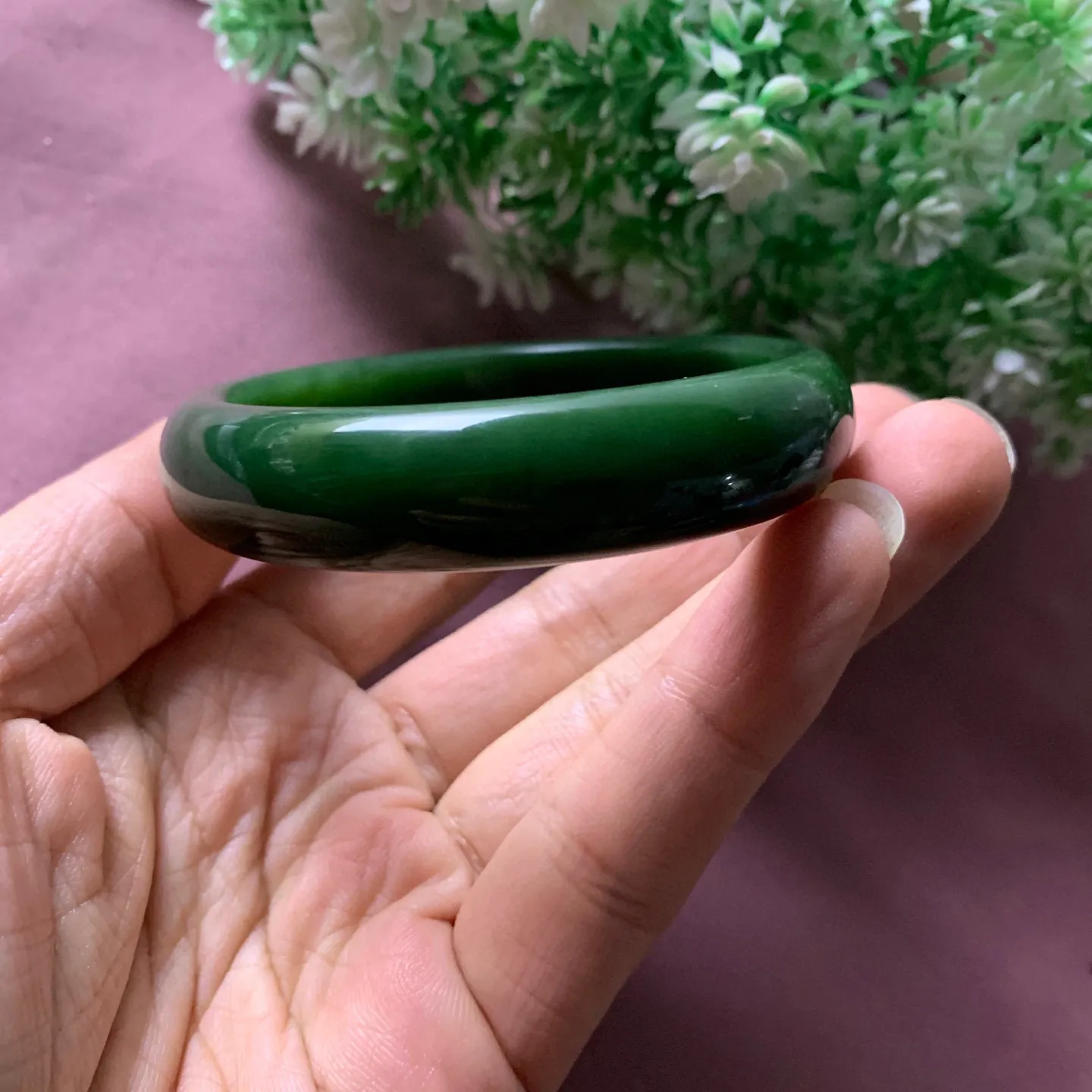 59圈口和田玉碧玉菠菜绿手镯【挽间柔情】，和田玉59圈口碧玉手镯，镯型古朴典雅。在诗情画意的雨巷相遇