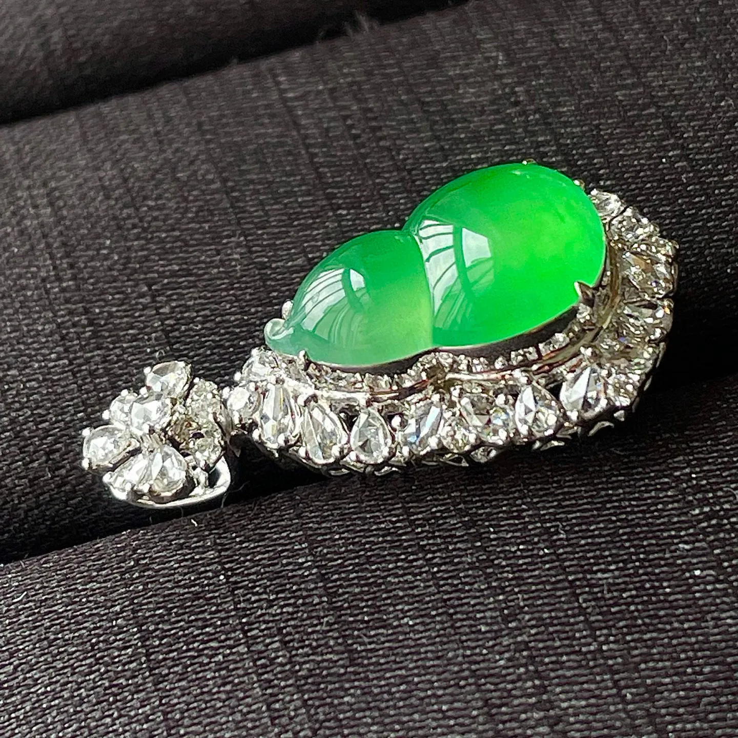 缅料高冰阳绿葫芦吊坠，18k金镶嵌，饱满水润，无裂，。  裸石尺寸15.8/9.6/6.5--29/15/11.7