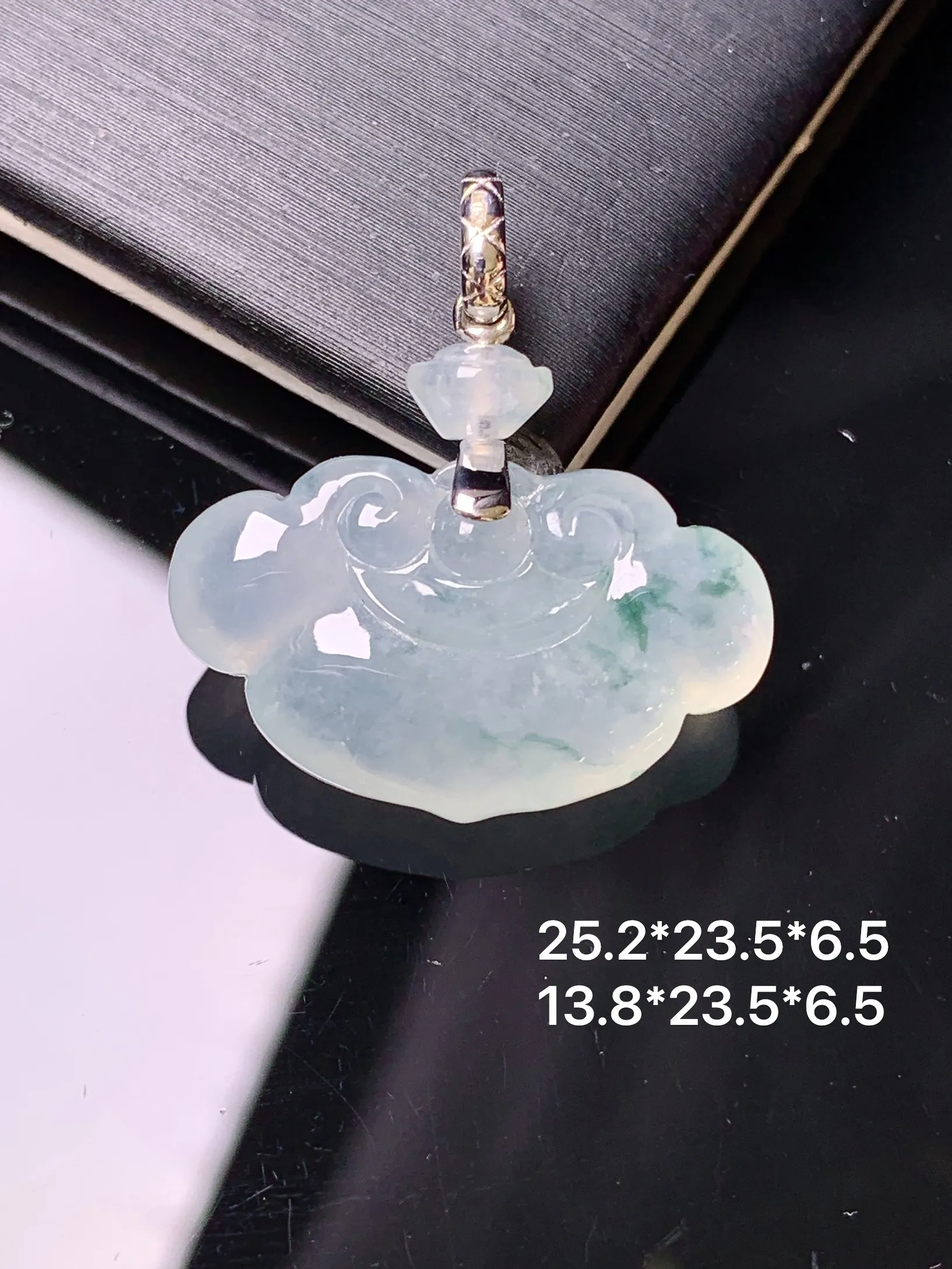 18k金镶嵌冰种如意吊坠 玉质细腻 色泽清新艳丽 整体尺寸25.2*23.5*6.5