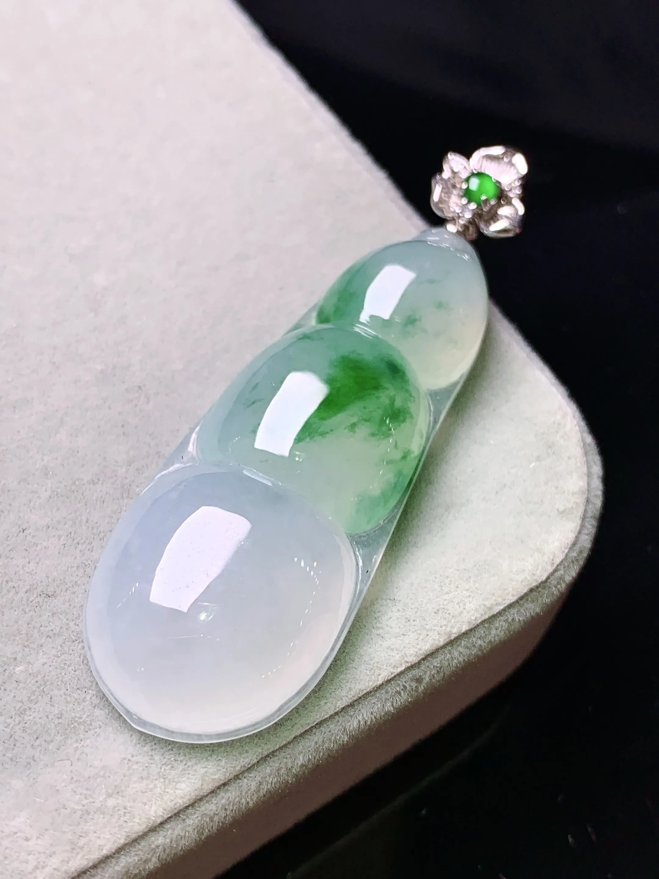 18k金钻镶嵌飘绿四季豆吊坠 玉质细腻 色泽清新艳丽 整体尺寸49*15.8*6.3