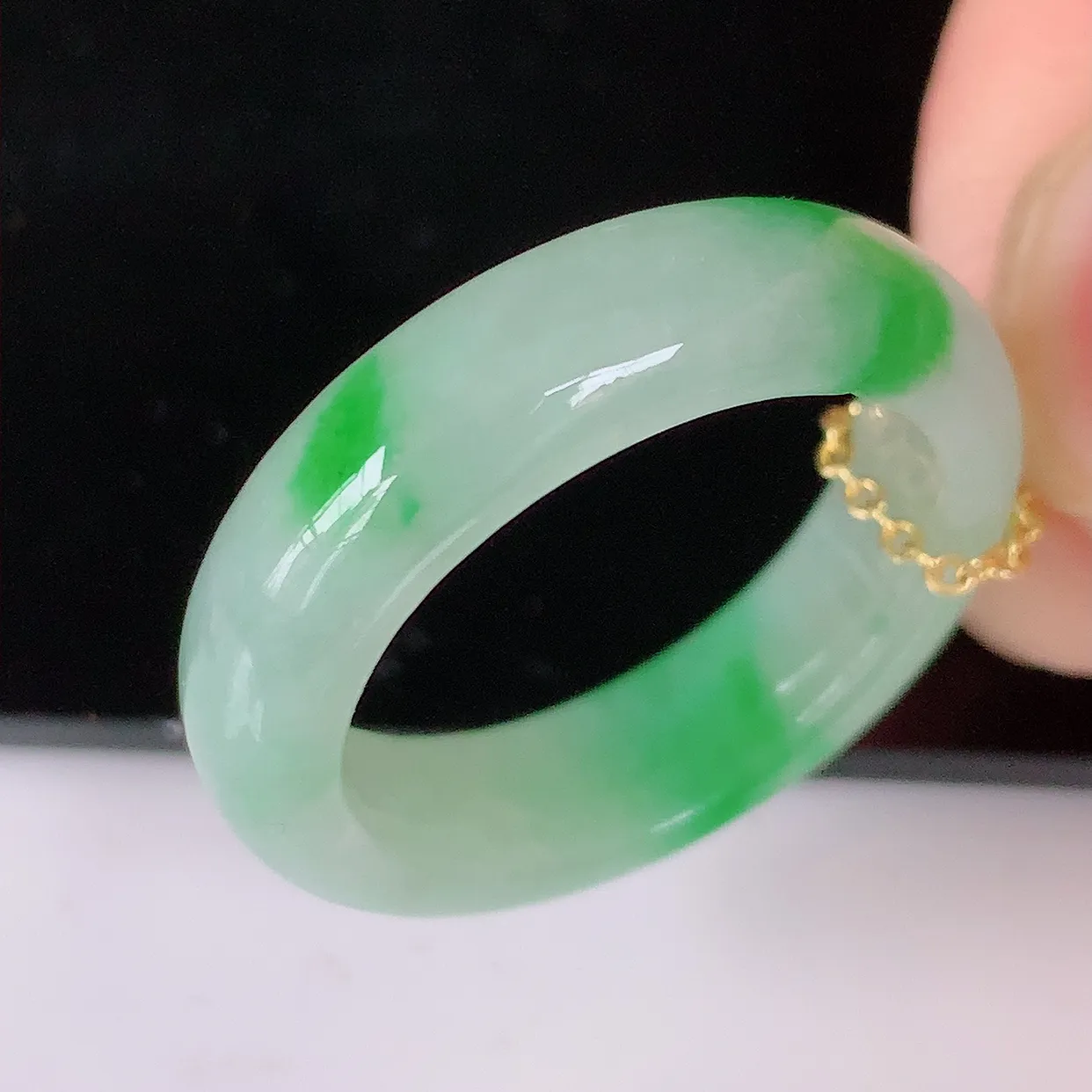 自然光实拍，20.2mm内径冰飘绿翡翠指环，玉戒指，玉质莹润，好精美好冰润的指环，23圈口，上手纤巧！#42.19尺寸20.2*6.2*3.6