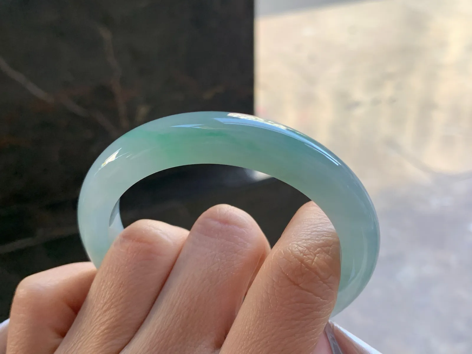 54.5-10.8-8.2

冰蓝手镯^_^玉质温润