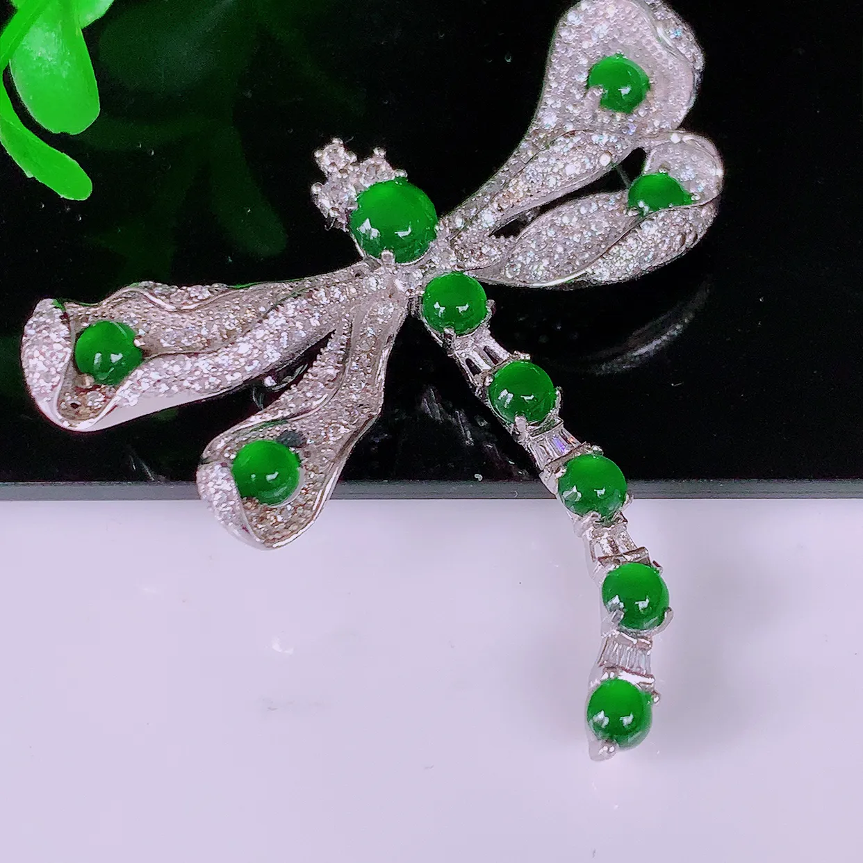 冰透满绿翡翠925银镶嵌蜻蜓胸针，自然光实拍，翠色灵动，颜色漂亮，种老水足，品相佳，佩戴佳品！#97.19整体37*43*9.2裸石4.6*4.6