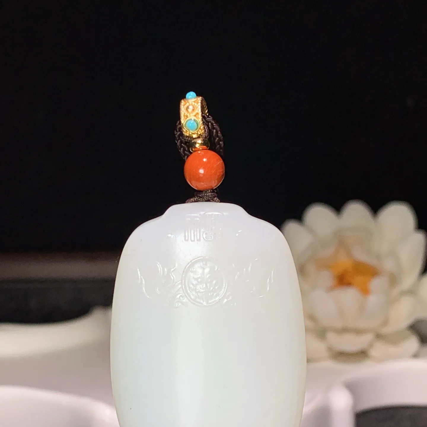 新疆和田玉羊脂白平安无事牌挂件。 尺寸41/31/9mm重28.5克。玉质细腻油润。手推出油。品相大气 lt260119