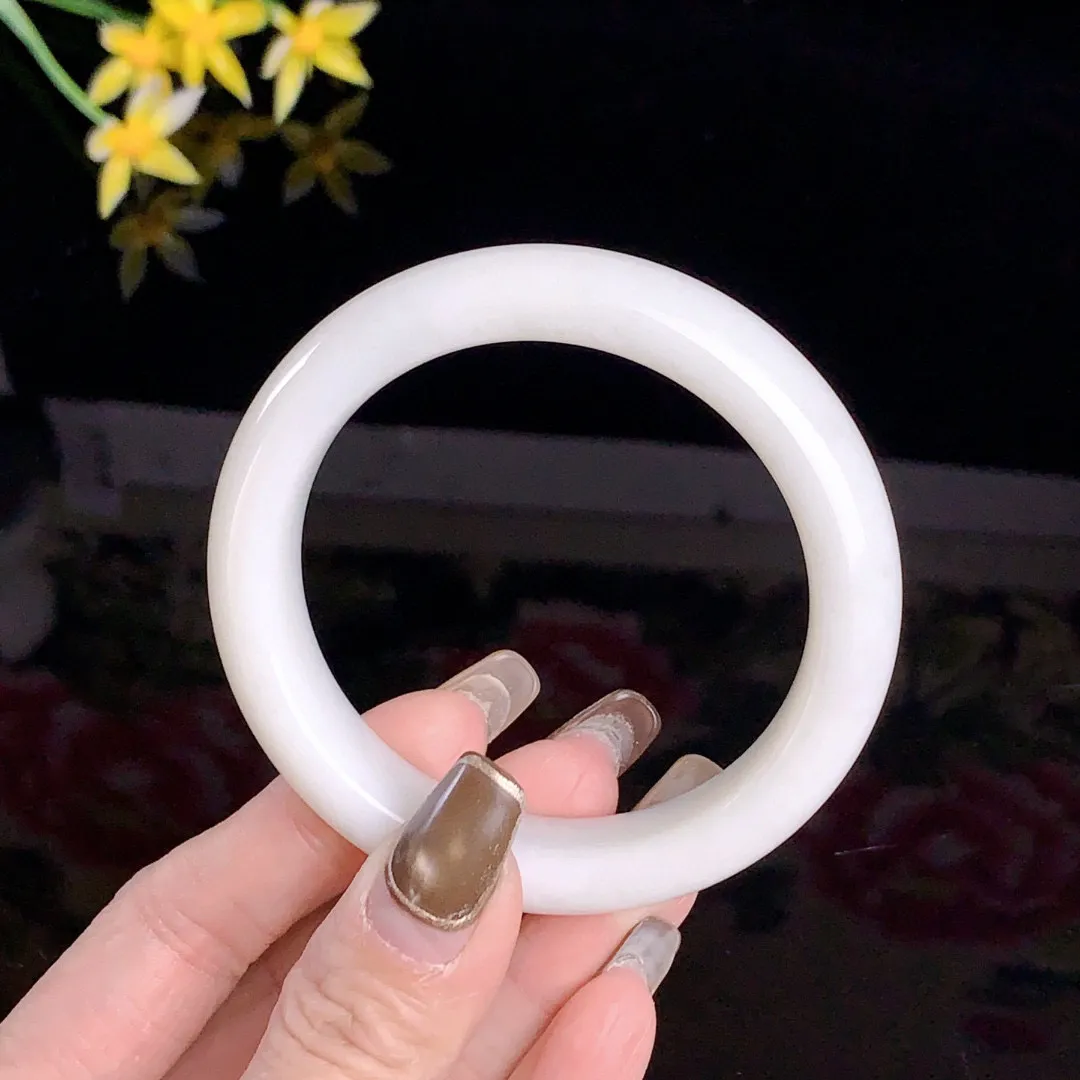 和田玉56.5圈口羊脂白手镯！玉质细腻油润 底色纯净无裂无杂 脂粉好，品质高