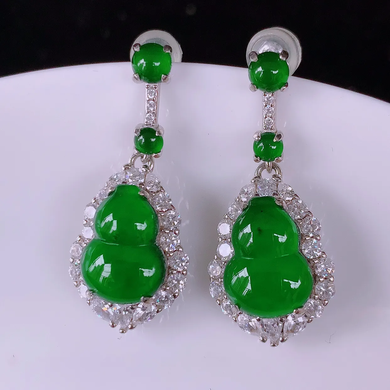 冰透满绿翡翠925银镶嵌葫芦耳坠，自然光实拍，翠色灵动，颜色漂亮，种老水足，品相佳，佩戴佳品！#97.19整体28.5*12.8*6.8裸石11.5*8.5