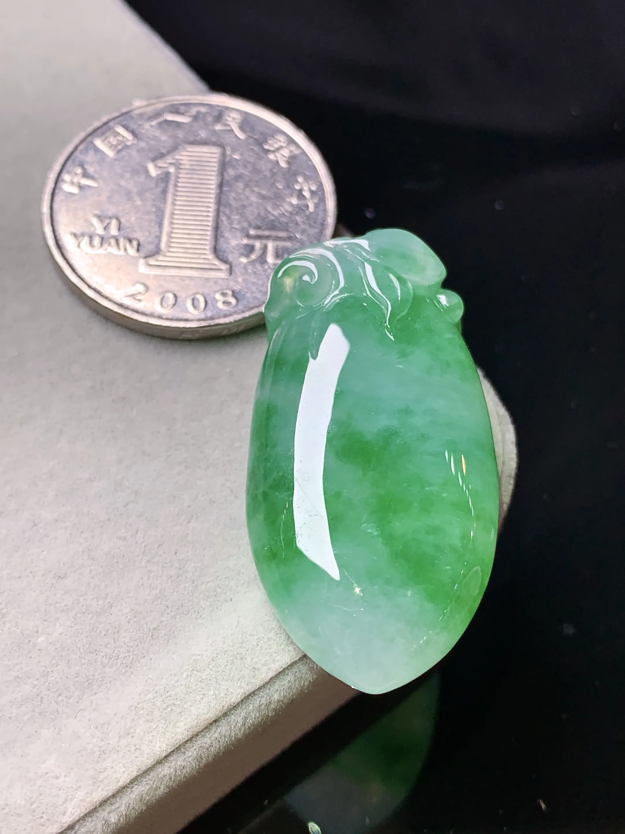 飘绿福瓜吊坠 玉质细腻 色泽清新艳丽 整体尺寸36.8*18.5*10.3