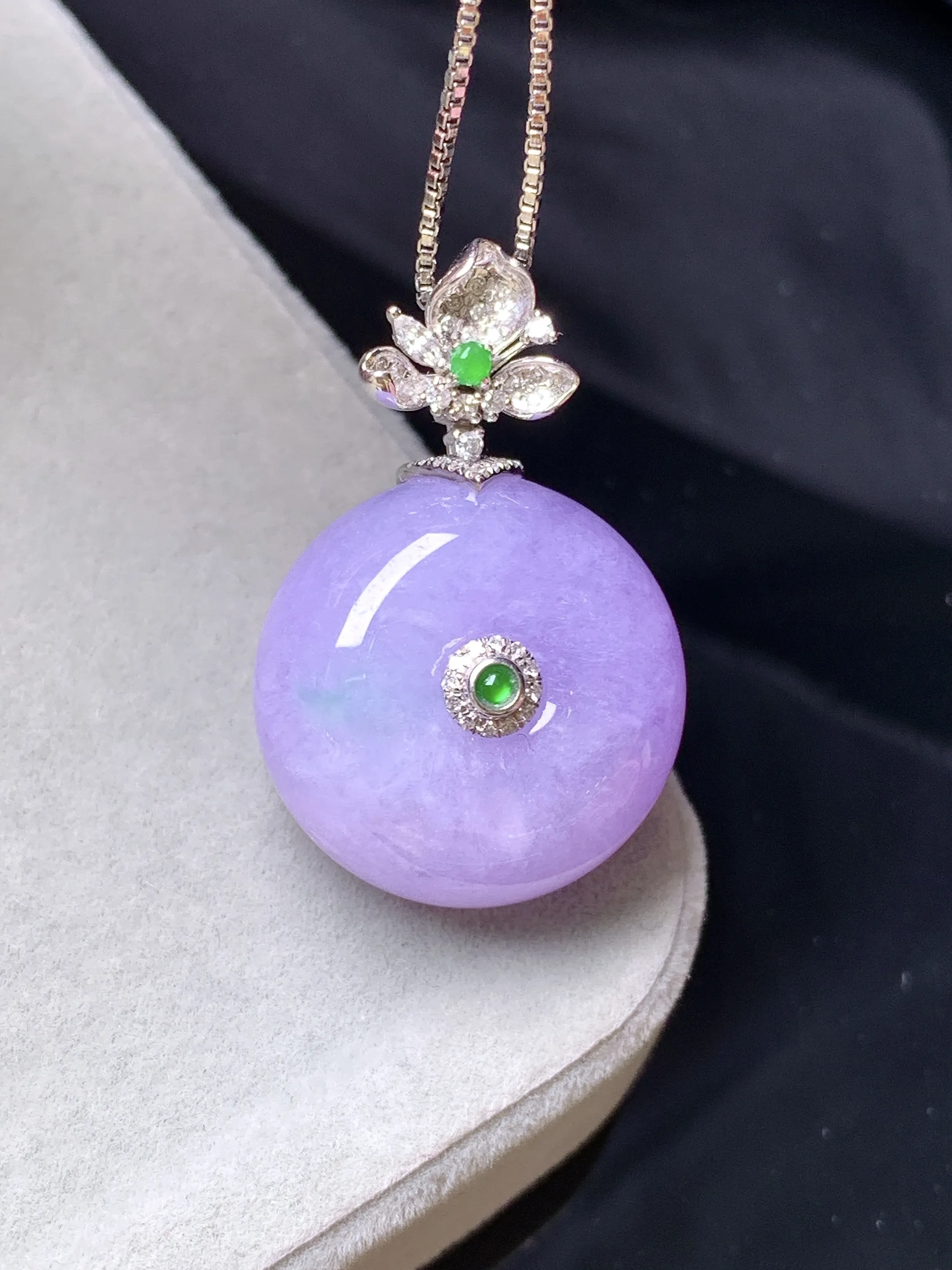 18k金钻镶嵌紫罗兰平安扣吊坠 玉质细腻 色泽清新艳丽 整体尺寸29.5*19.3*11.3