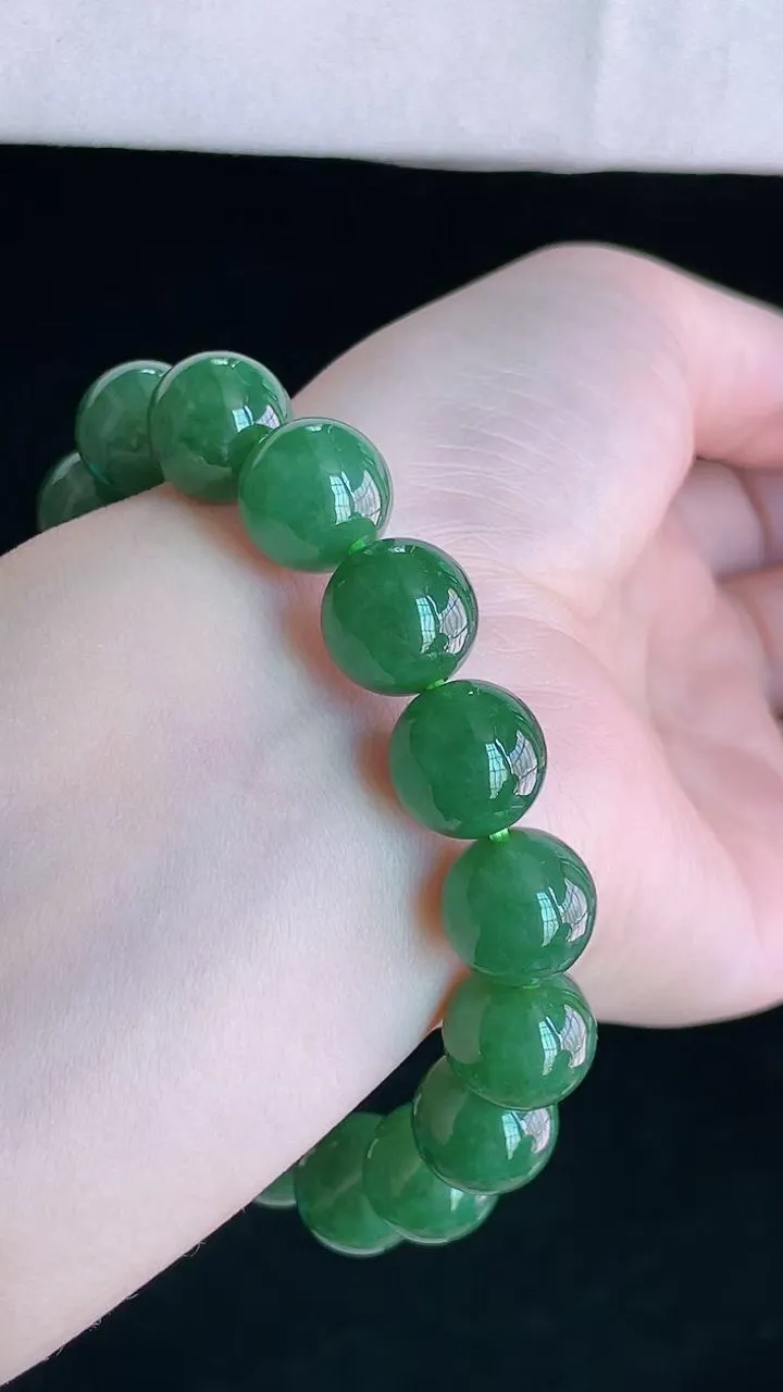 【翡翠名称】老坑种冰满绿翡翠手链手串
【翡翠尺寸】直径厚度12.6mm/颗
【翡翠描述】宝贝种老水足，玉质细腻，色泽靓丽，性价比高，佩戴效果好！
【其它赠送】权威证书/精美挂绳盒子/支持全国复检