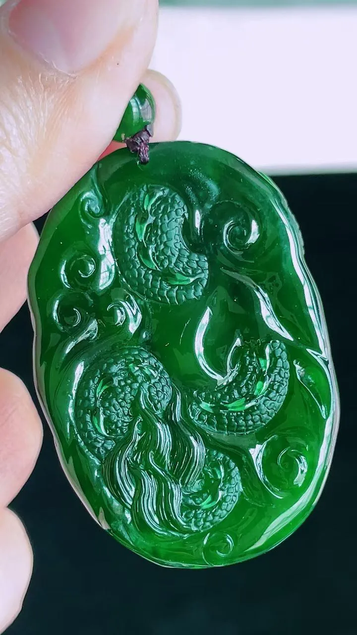 【翡翠名称】老坑种冰满绿龙牌吊坠挂件
【翡翠尺寸】43.2/29.9/9mm
【翡翠描述】宝贝种老水足，玉质细腻，色泽靓丽，性价比高，佩戴效果好！
【其它赠送】权威证书/精美挂绳盒子/支持全国复检