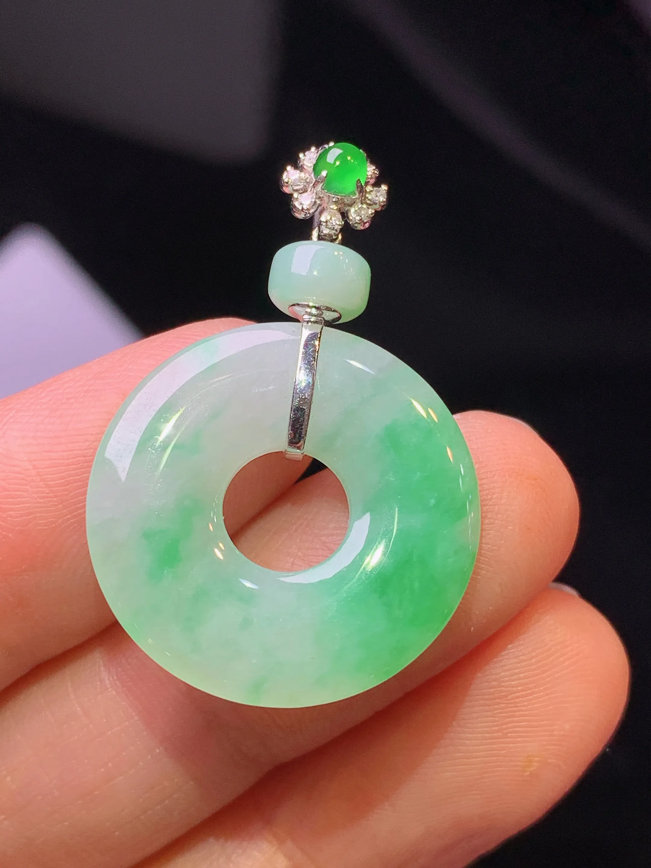 18k金钻镶嵌吊坠 玉质细腻 色泽清新艳丽 整体尺寸33*21.7*3.3