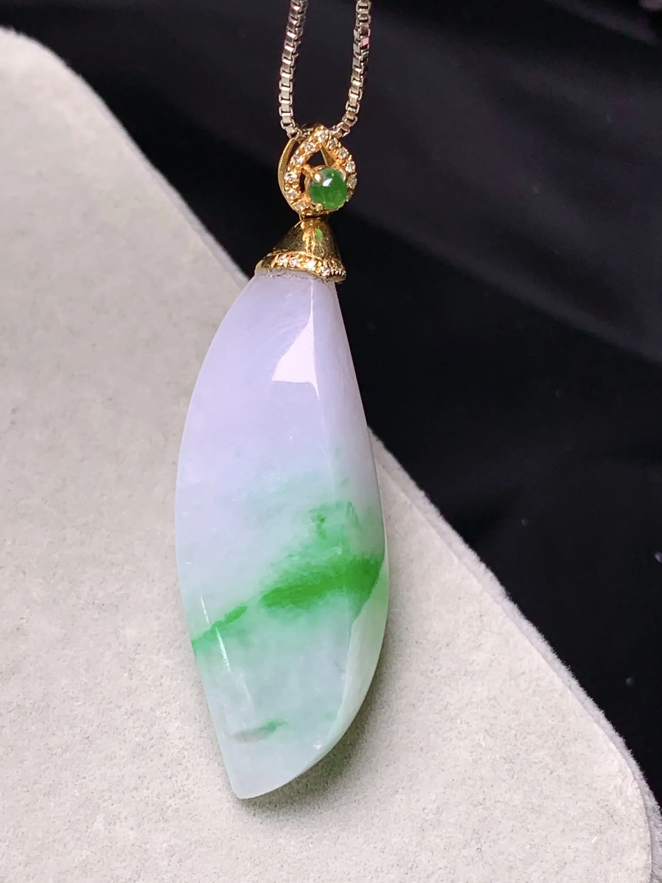 18k金镶嵌飘绿随形吊坠 玉质细腻 色泽清新艳丽 整体尺寸43.2*14.5*9.5