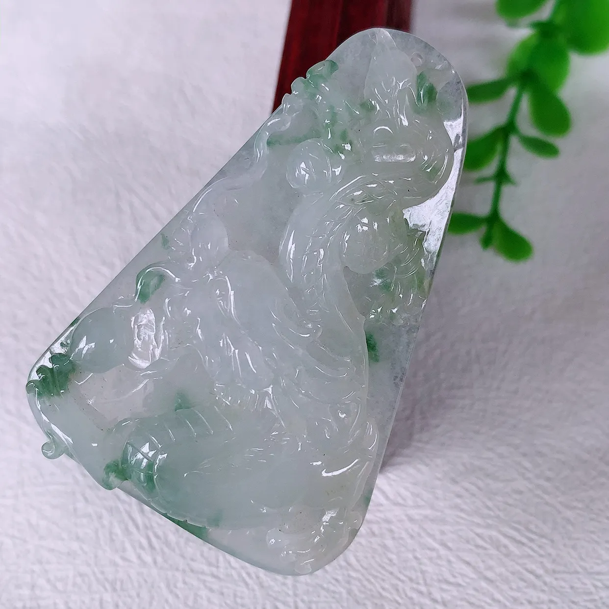 自然光实拍，精雕冰飘花翡翠龙牌吊坠，龙行天下，雕工立体精湛，翡翠龙牌，种老水足，配戴霸气时尚，值得收