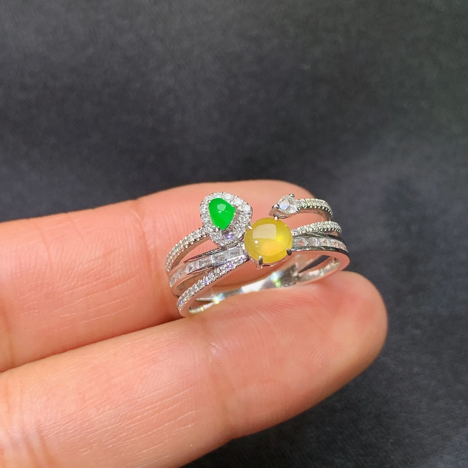 冰黄翡蛋面戒指，18k金镶嵌，款式新颖，冰润鲜艳，种水足，Mi 圈口14 裸石4.3*3.8*2