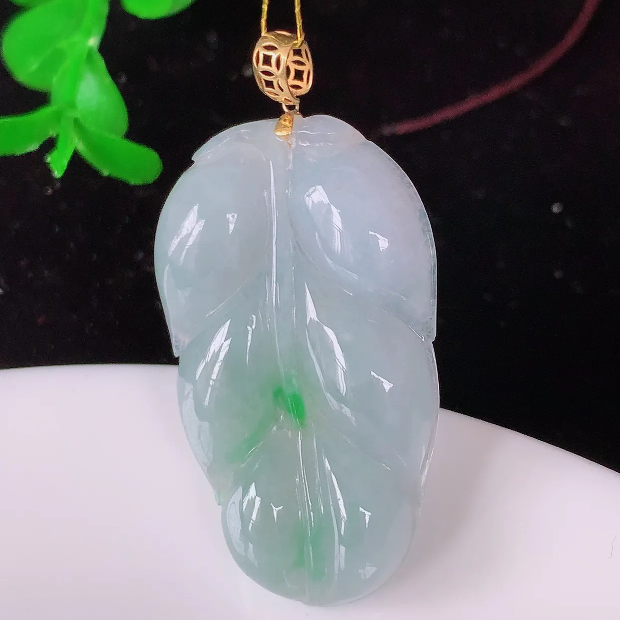 18K金镶嵌冰春带彩翡翠叶子吊坠 ，种水足，色泽清新，工艺精湛，叶子寓意美好；金枝玉叶，事业有成。#35.19