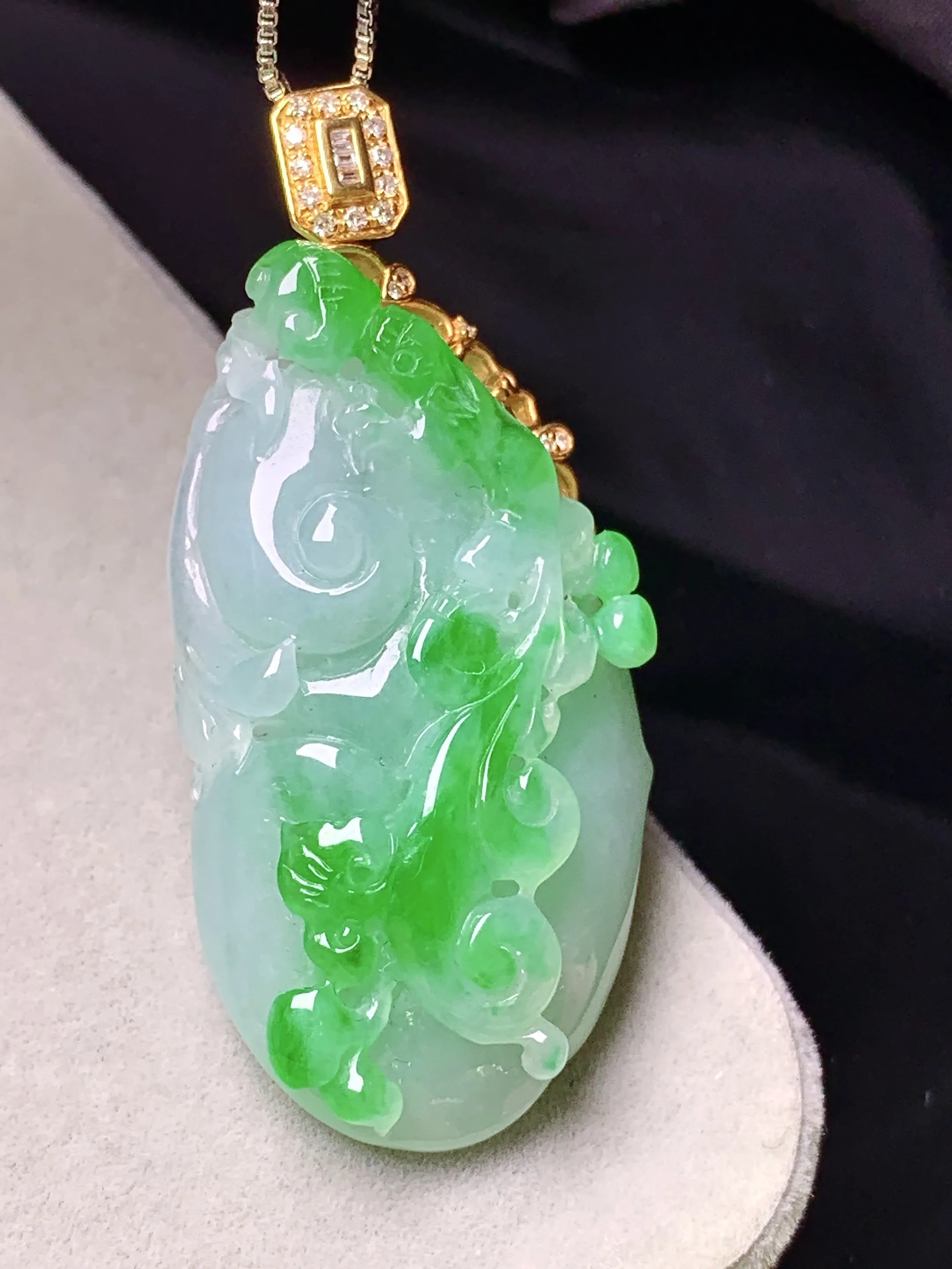 18k金镶嵌飘绿雕花如意吊坠 玉质细腻 色泽清新艳丽 整体尺寸47*21*9.8