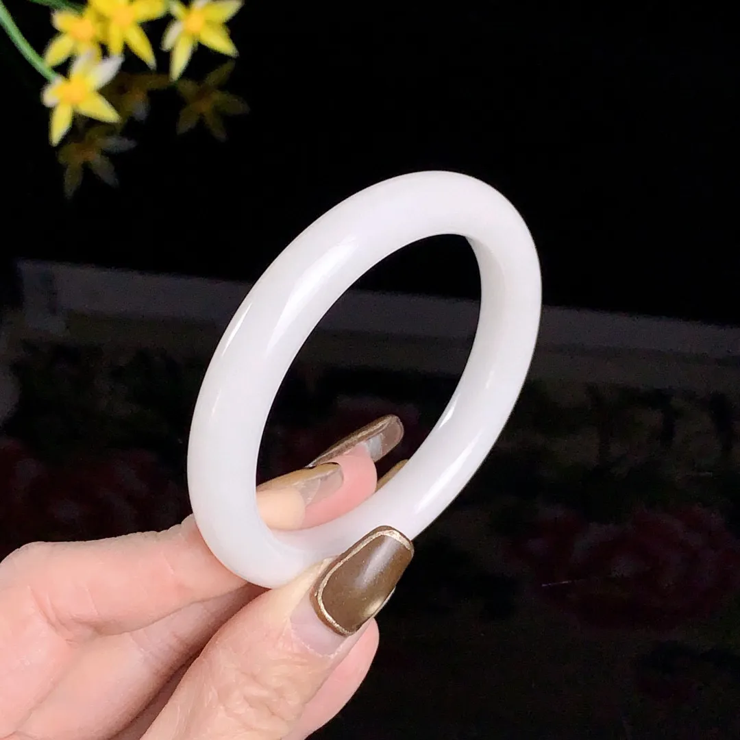 和田玉55圈口羊脂白手镯！玉质细腻油润 底色纯净无裂无杂 脂粉好，品质高