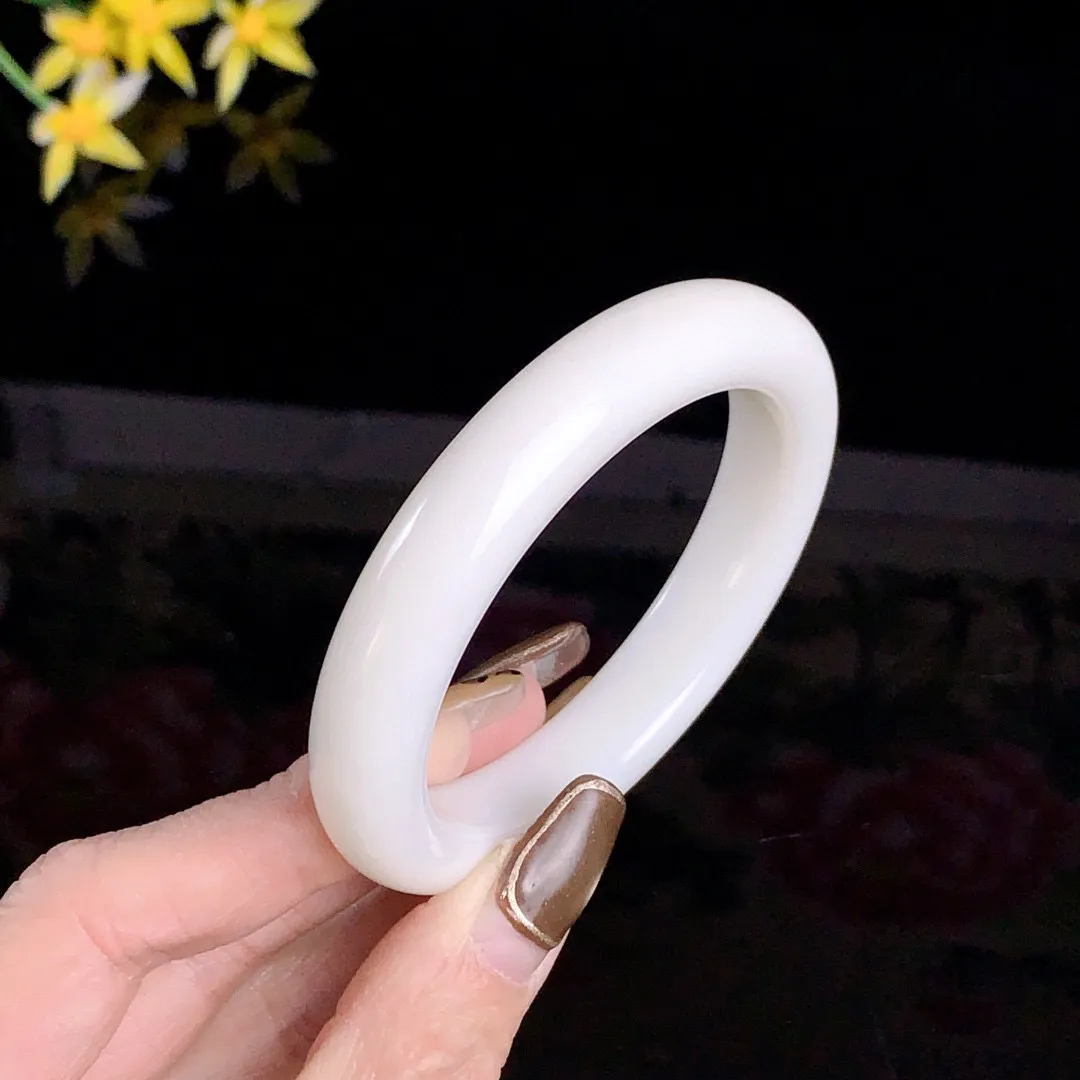 和田玉55圈口羊脂白手镯！玉质细腻油润 底色纯净无裂无杂 脂粉好，品质高