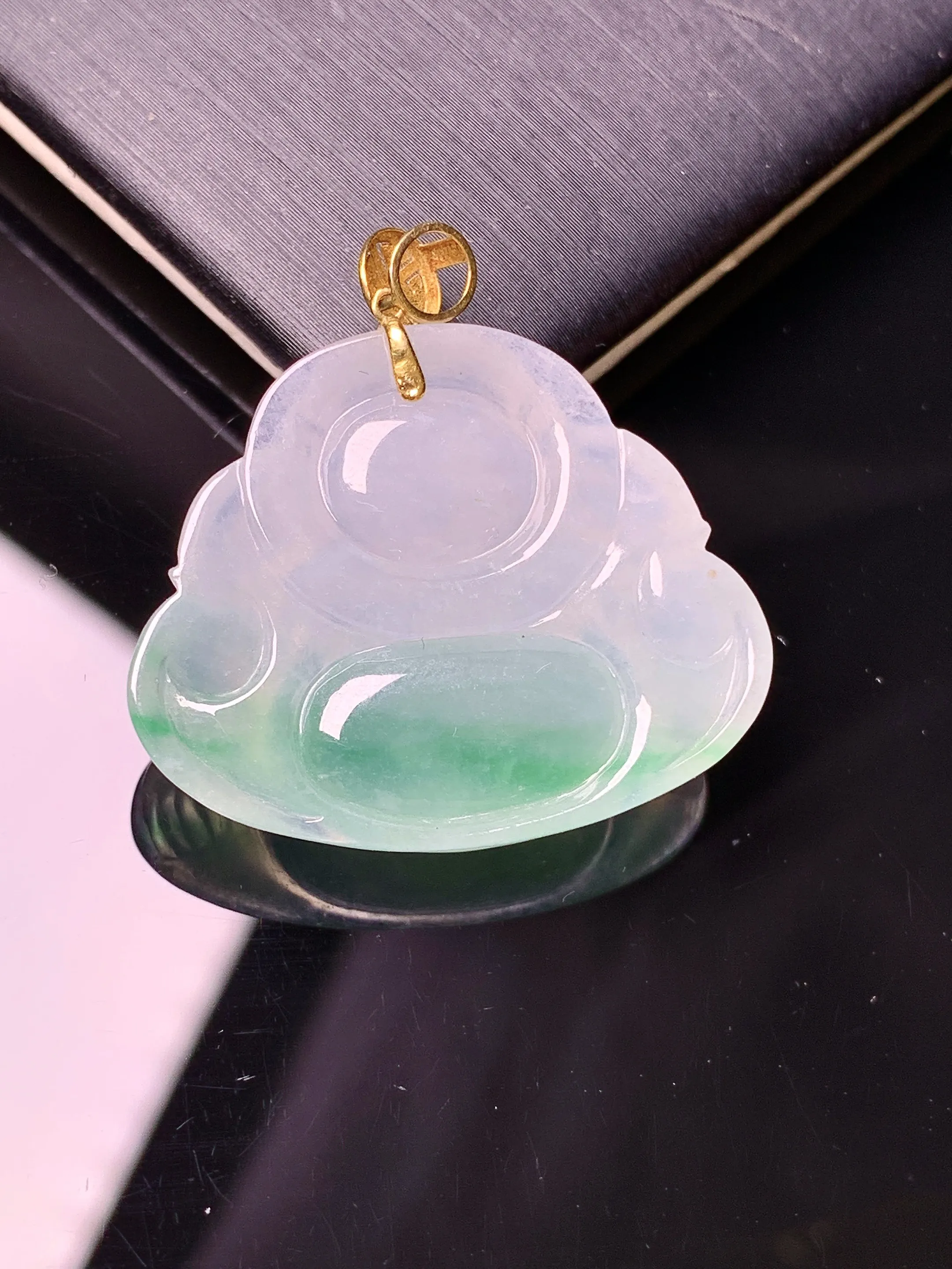 18k金镶嵌飘绿佛公吊坠 玉质细腻 色泽清新艳丽 整体尺寸30.2*29.2*6.6