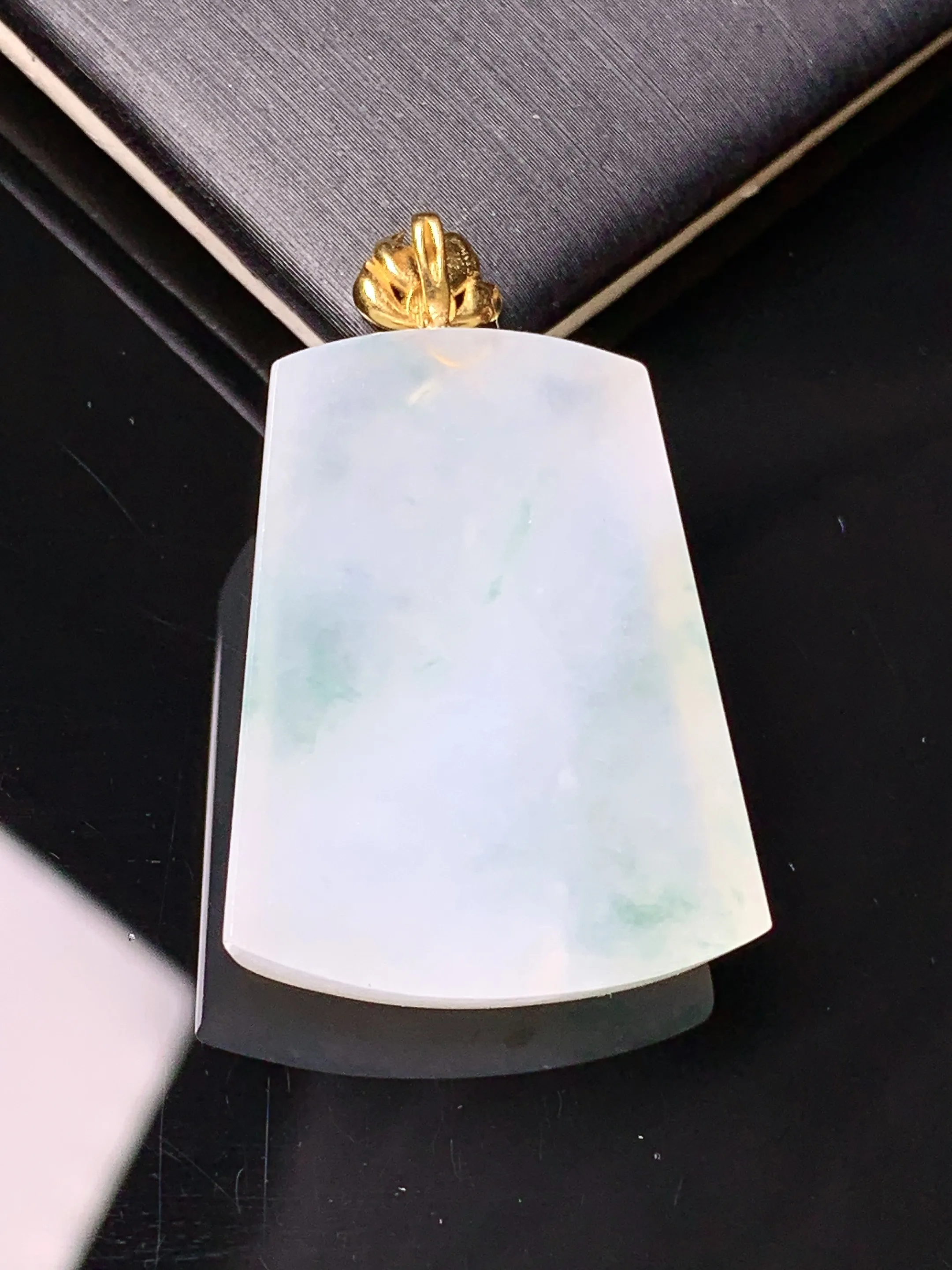 18k金镶嵌飘花无事牌吊坠 玉质细腻 色泽清新艳丽 整体尺寸34.5*22.5*5