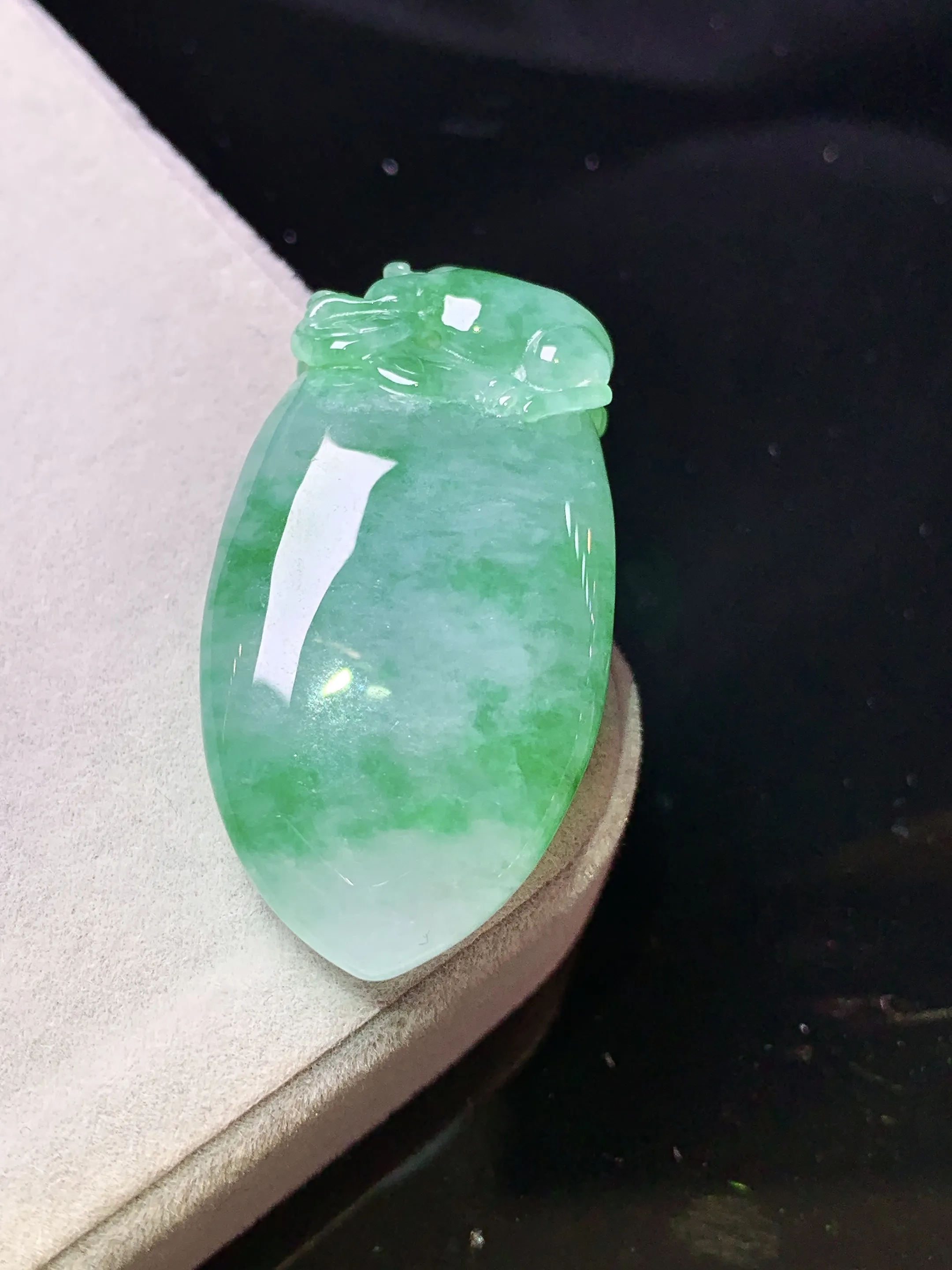 飘绿福瓜吊坠 玉质细腻 色泽清新艳丽 整体尺寸36.8*18.5*10.3